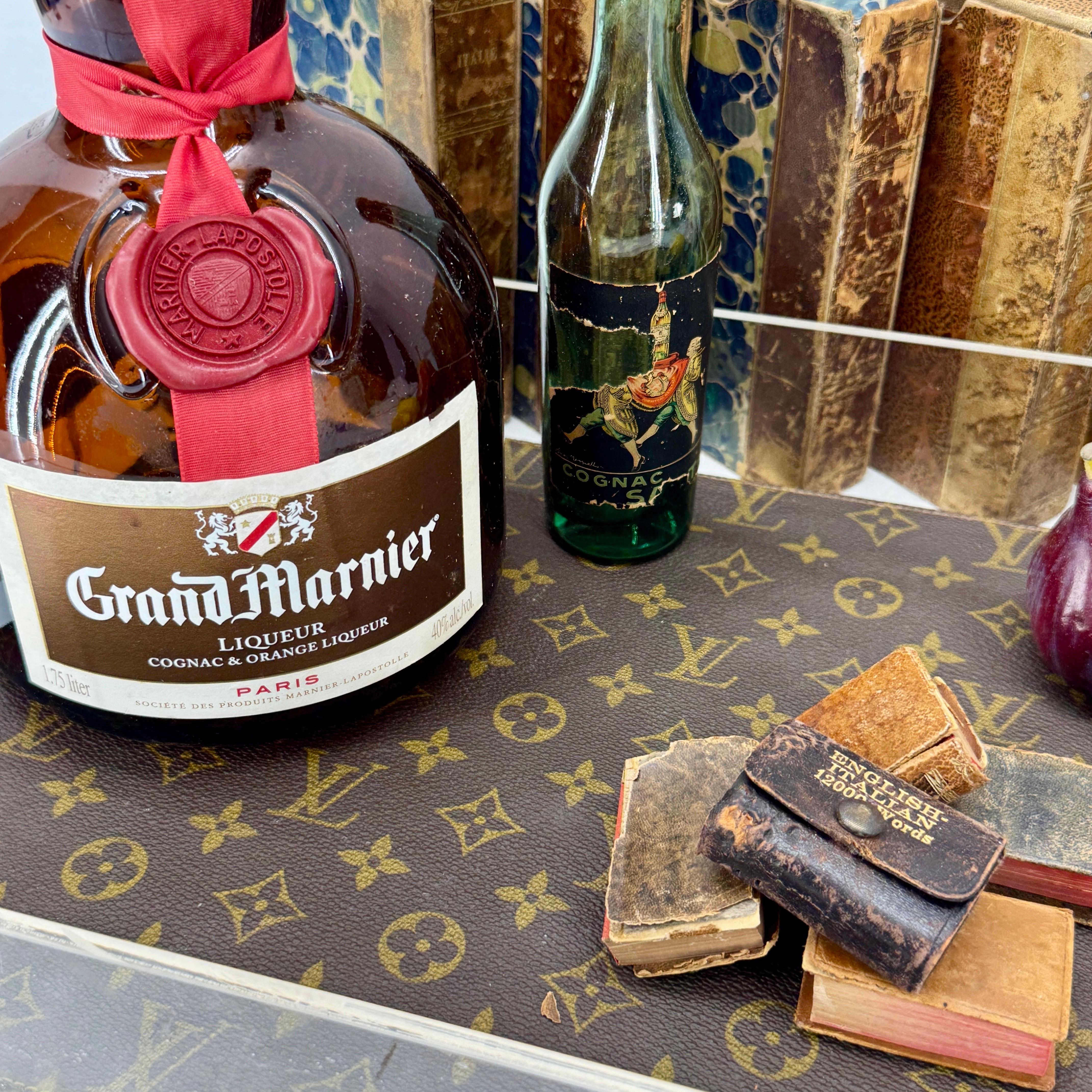 Lucite-Tablett aus der Mitte des Jahrhunderts mit Monogramm-Stoff von Louis Vuitton im Angebot 1