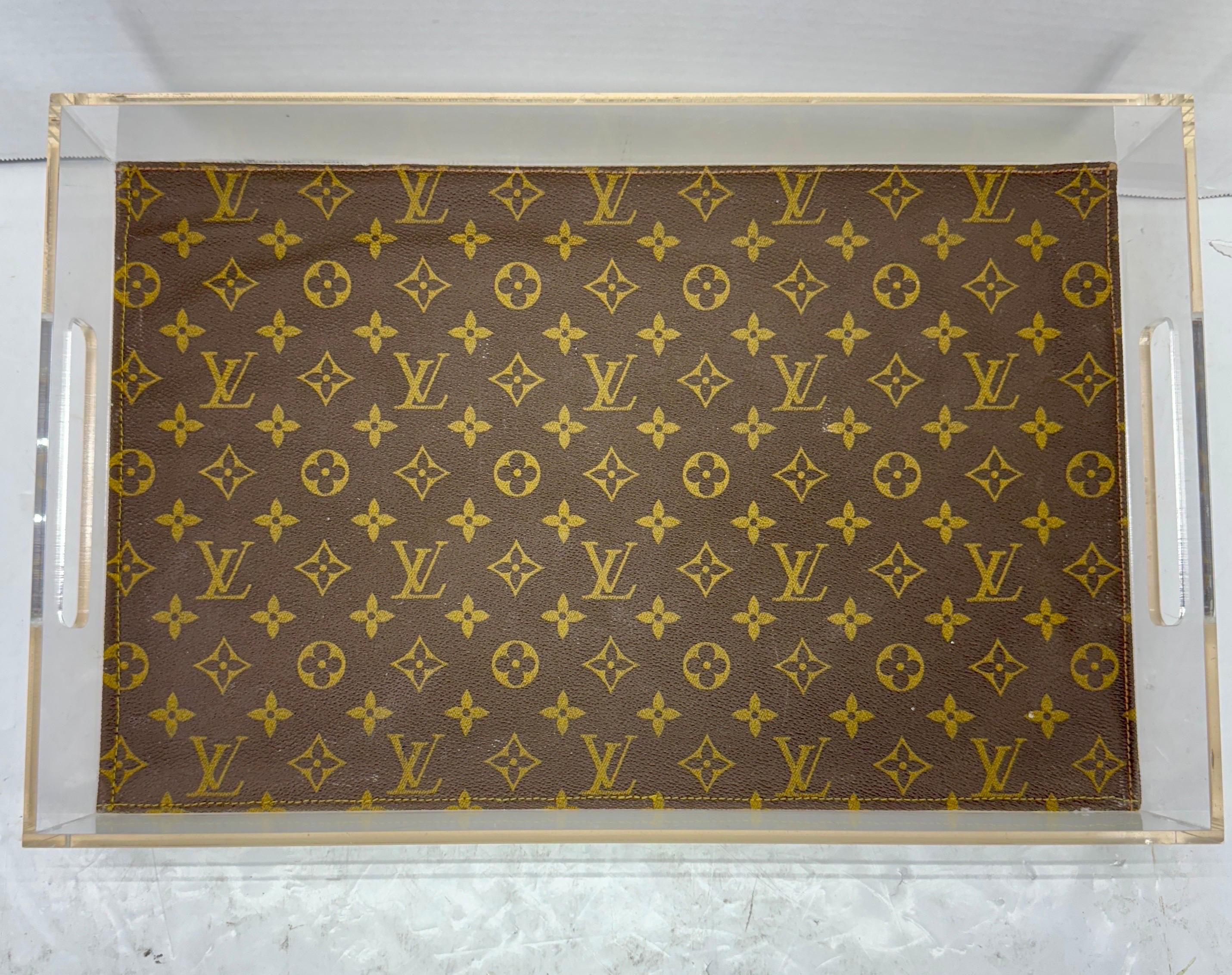 Lucite-Tablett aus der Mitte des Jahrhunderts mit Monogramm-Stoff von Louis Vuitton im Angebot 2