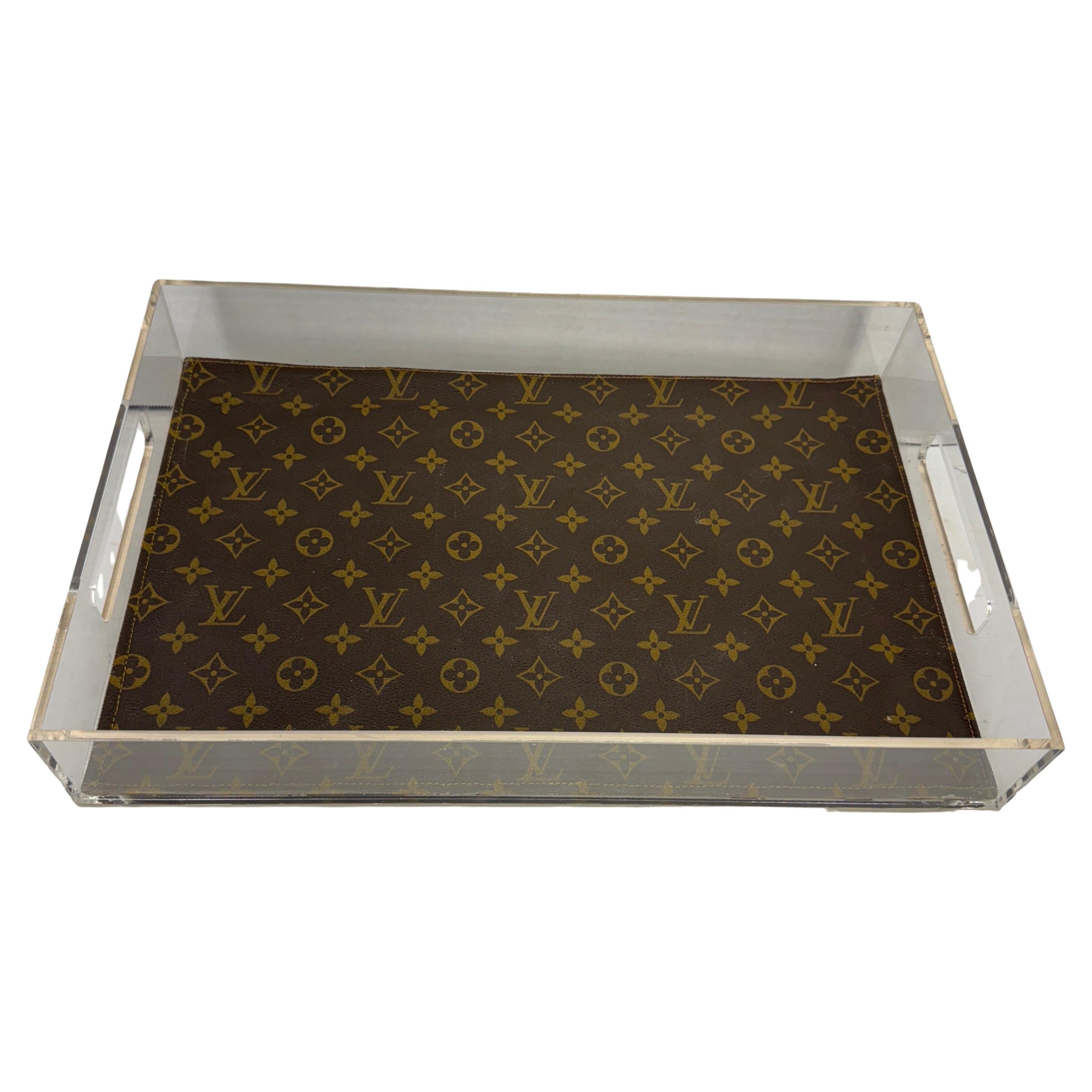 Lucite-Tablett aus der Mitte des Jahrhunderts mit Monogramm-Stoff von Louis Vuitton im Angebot