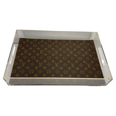 Plateau en lucite du milieu du siècle avec tissu monogramme Louis Vuitton