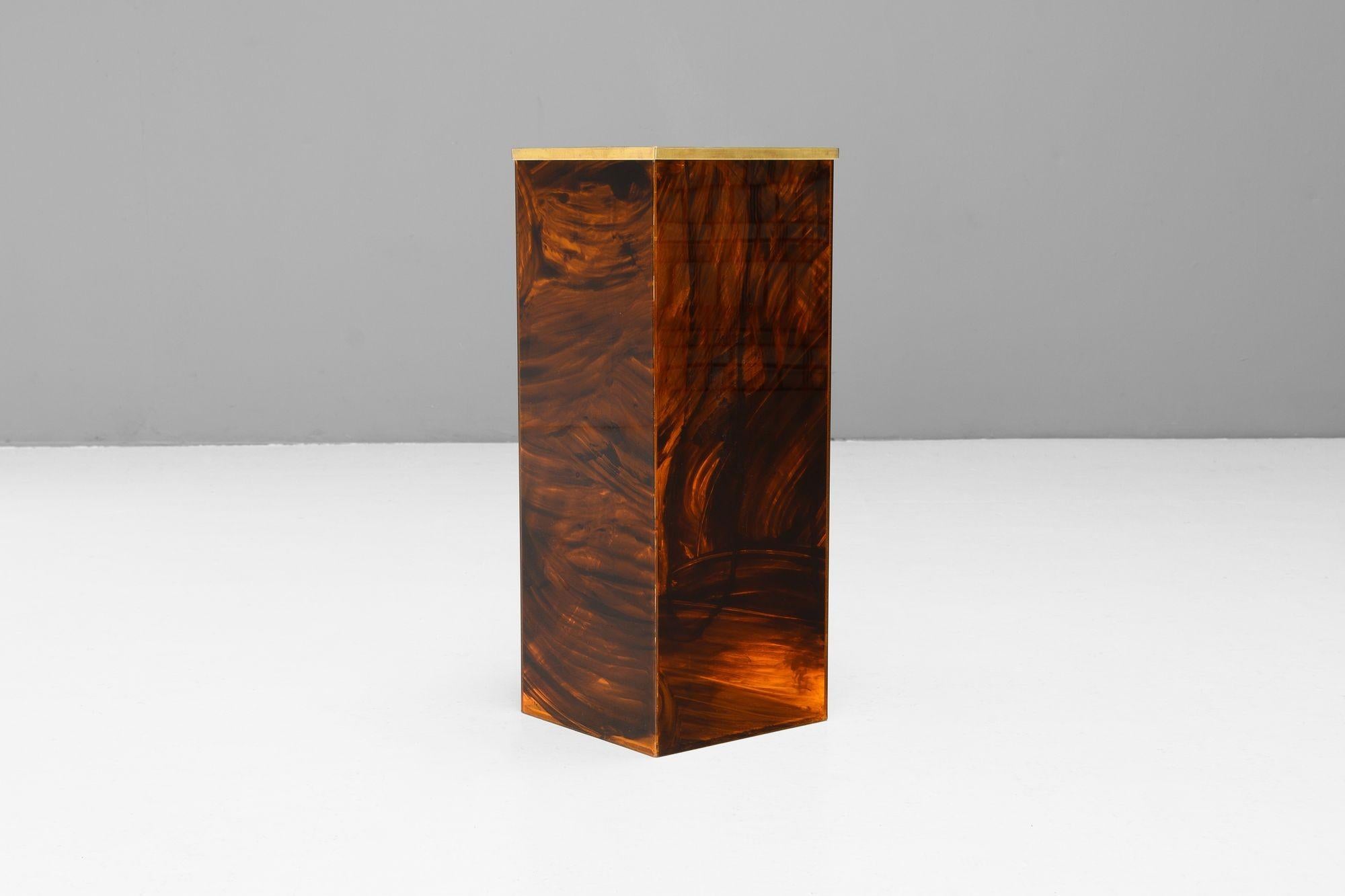 Schirmständer aus Lucite aus der Mitte des Jahrhunderts mit Schildpattdekoration und einem Messingrand.

Frankreich um 1960.

H 48cm x B 19cm x T 19cm