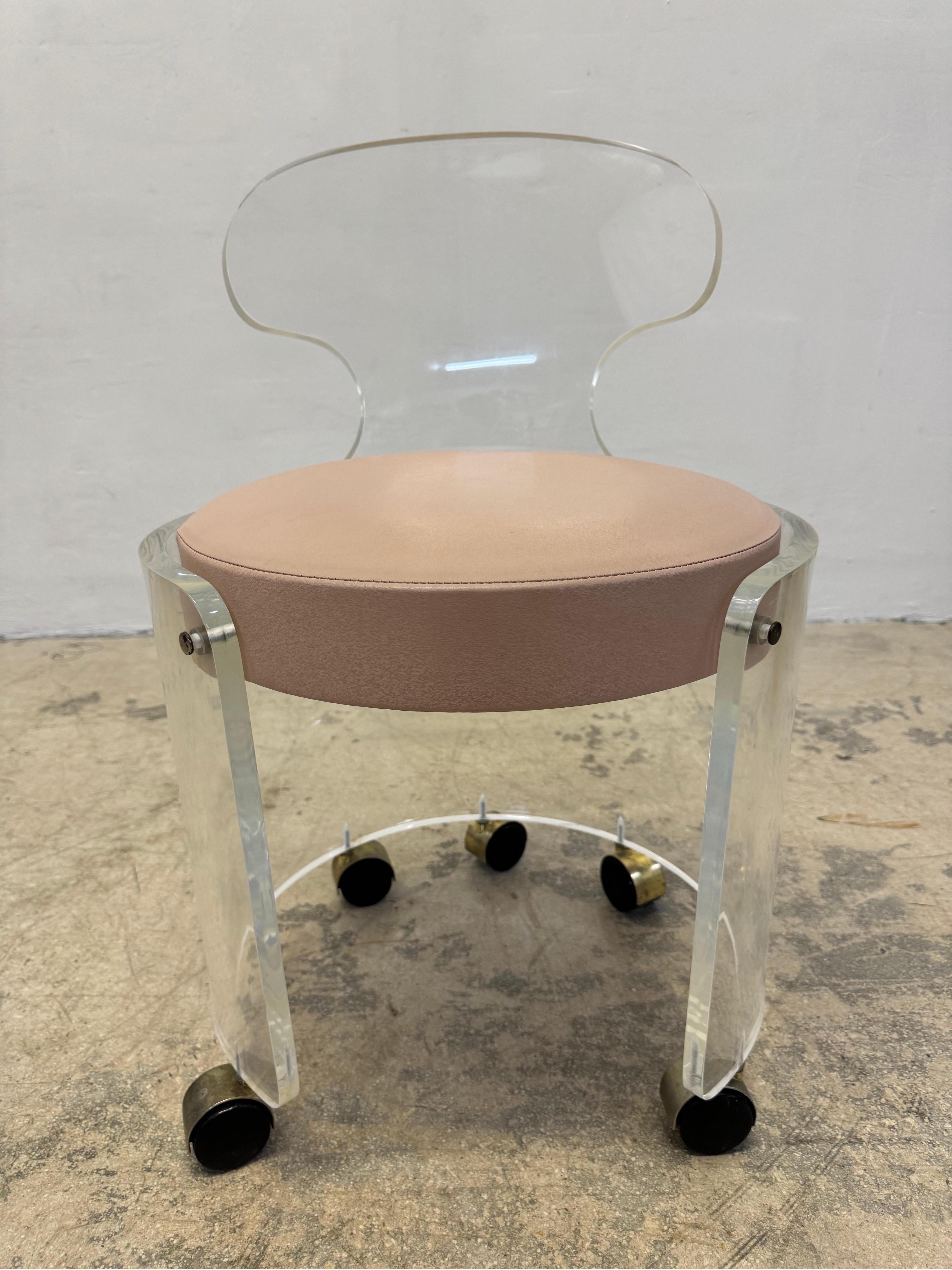 Sgabello/sedia da vanità in lucite del metà secolo 1970 su rotelle con seduta imbottita in Naugahyde rosa polveroso.