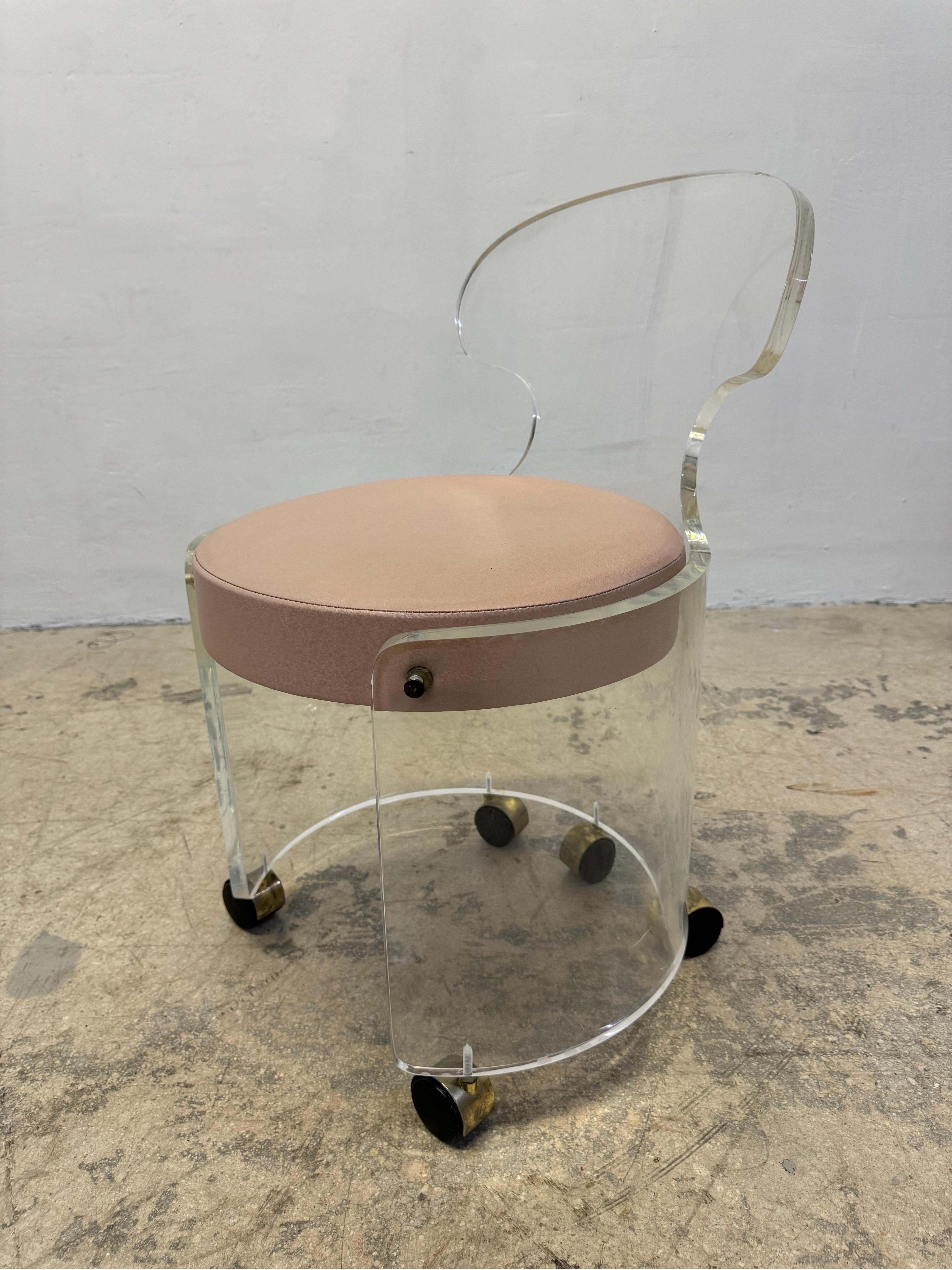 Mid-Century moderno Sgabello / sedia di vanità in lucite del metà del secolo su rotelle in vendita