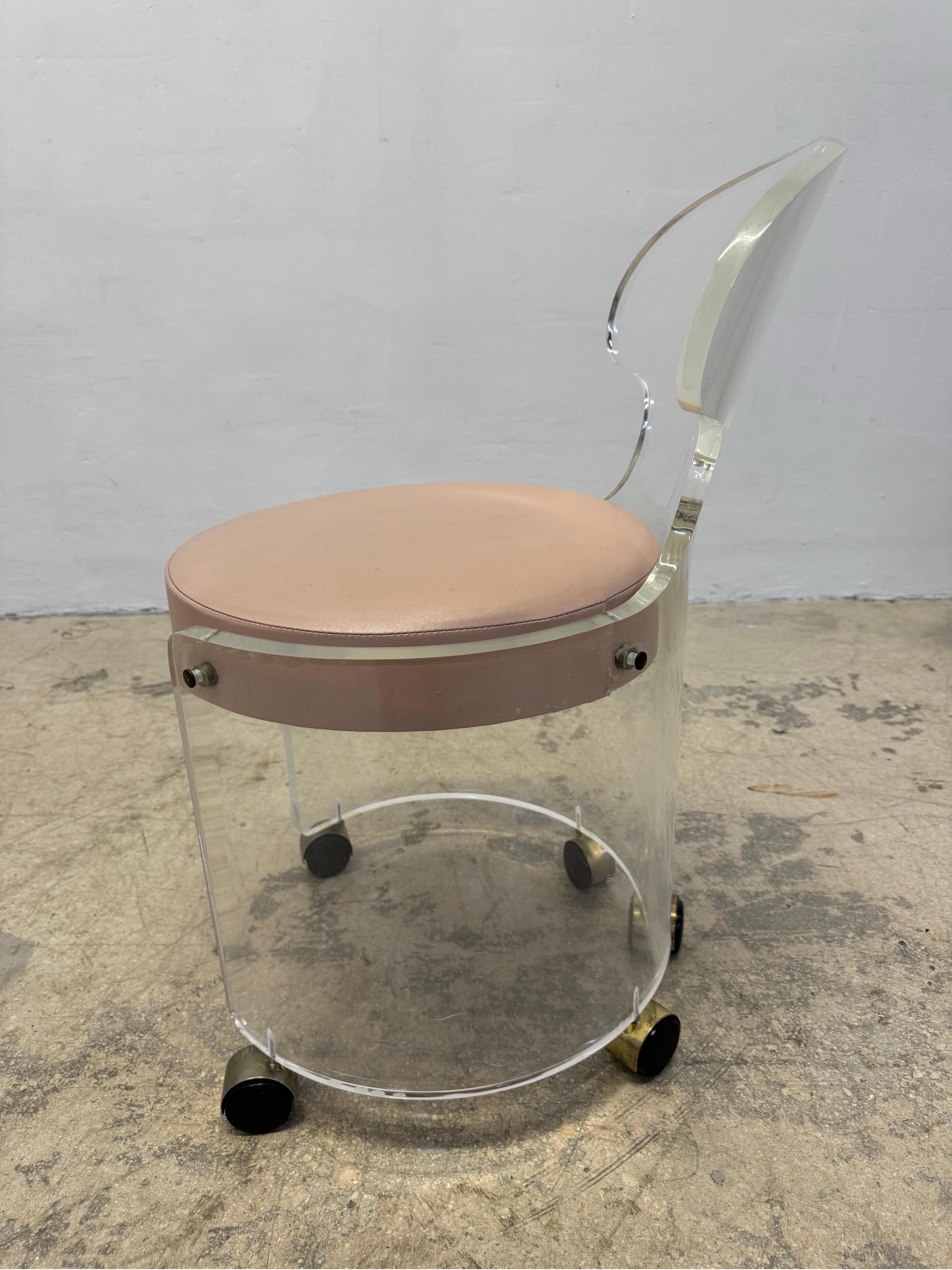 Sconosciuto Sgabello / sedia di vanità in lucite del metà del secolo su rotelle in vendita