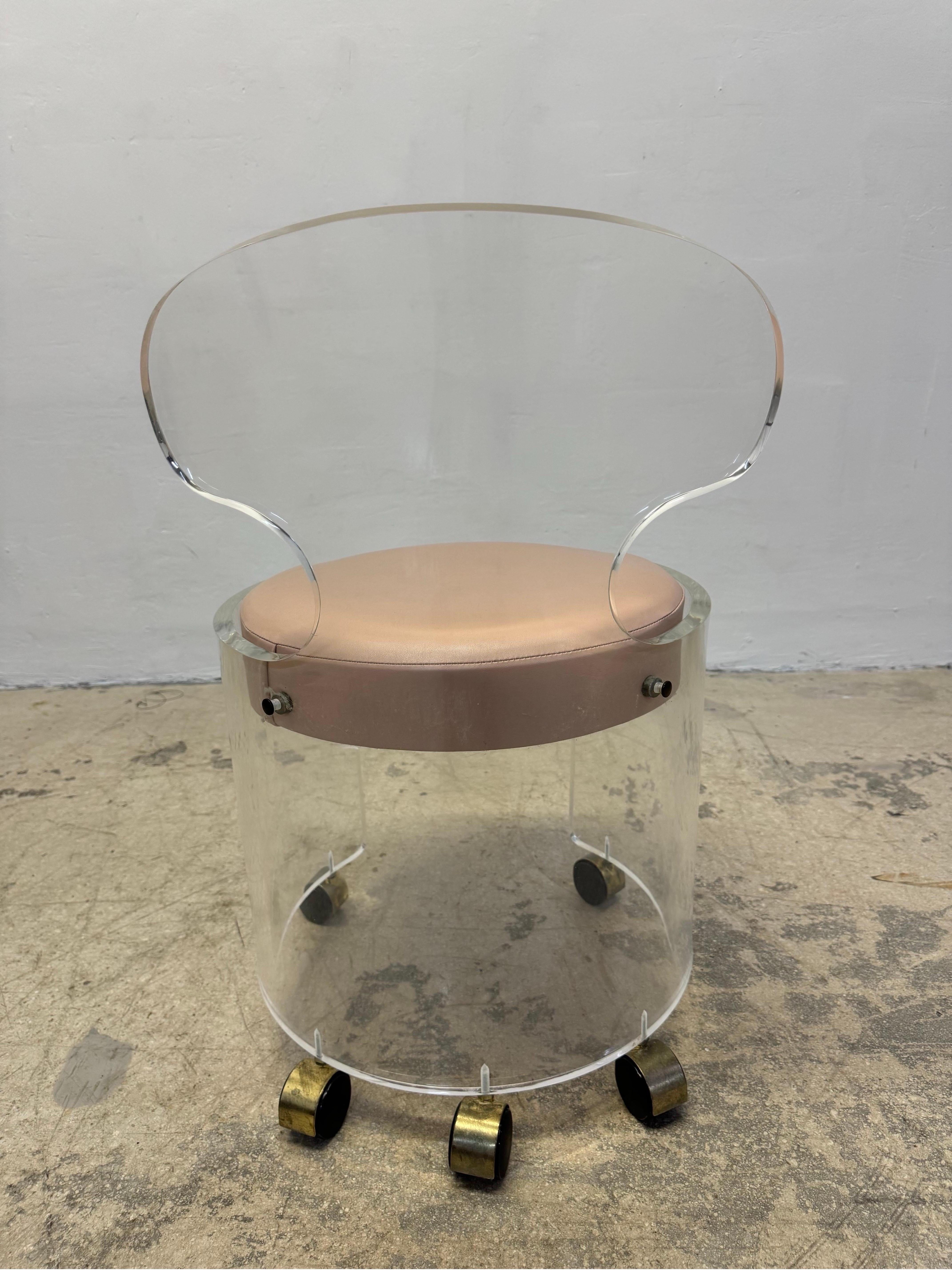 Sgabello / sedia di vanità in lucite del metà del secolo su rotelle In condizioni buone in vendita a Miami, FL