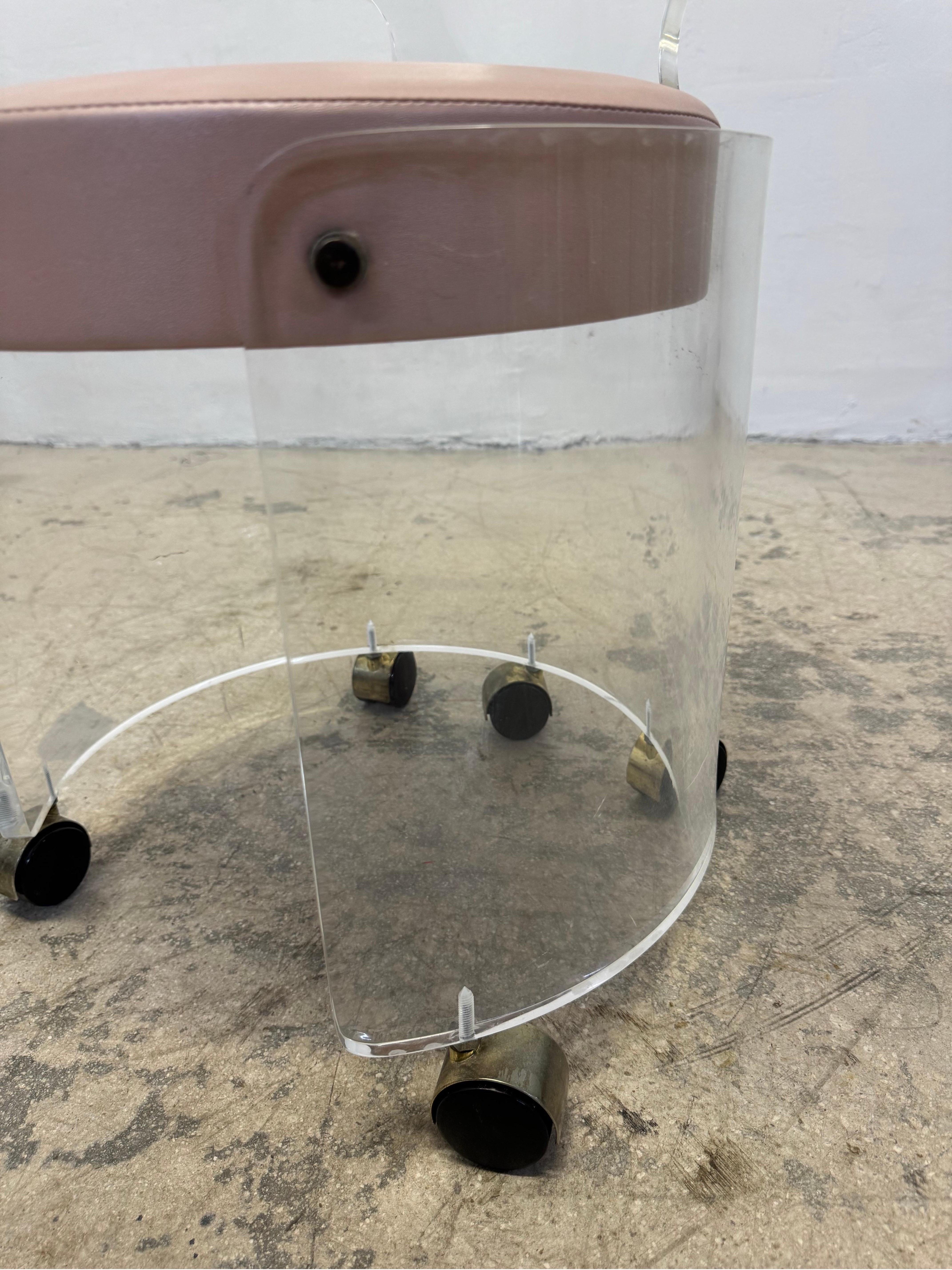 Sgabello / sedia di vanità in lucite del metà del secolo su rotelle in vendita 1