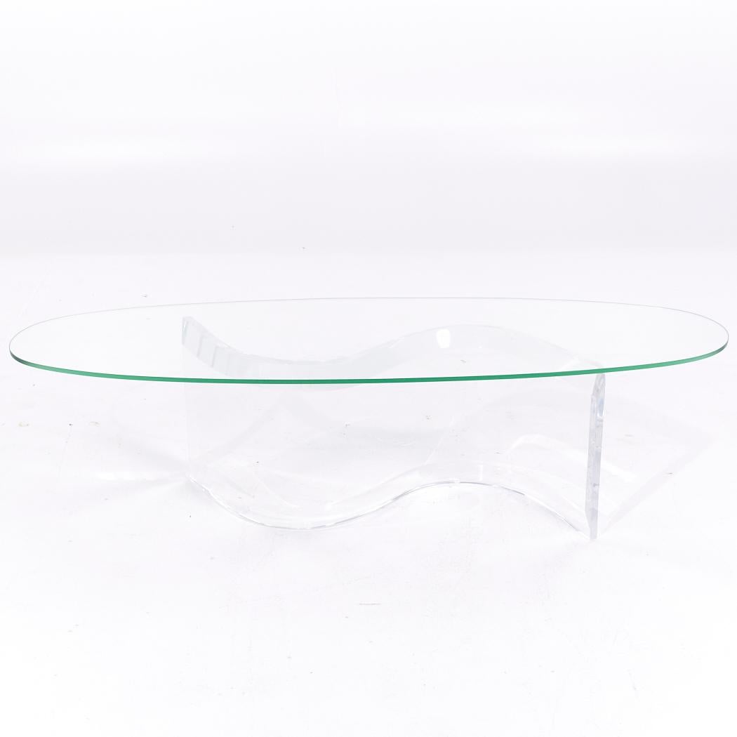 Verre Table basse à vagues en lucite du milieu du siècle en vente