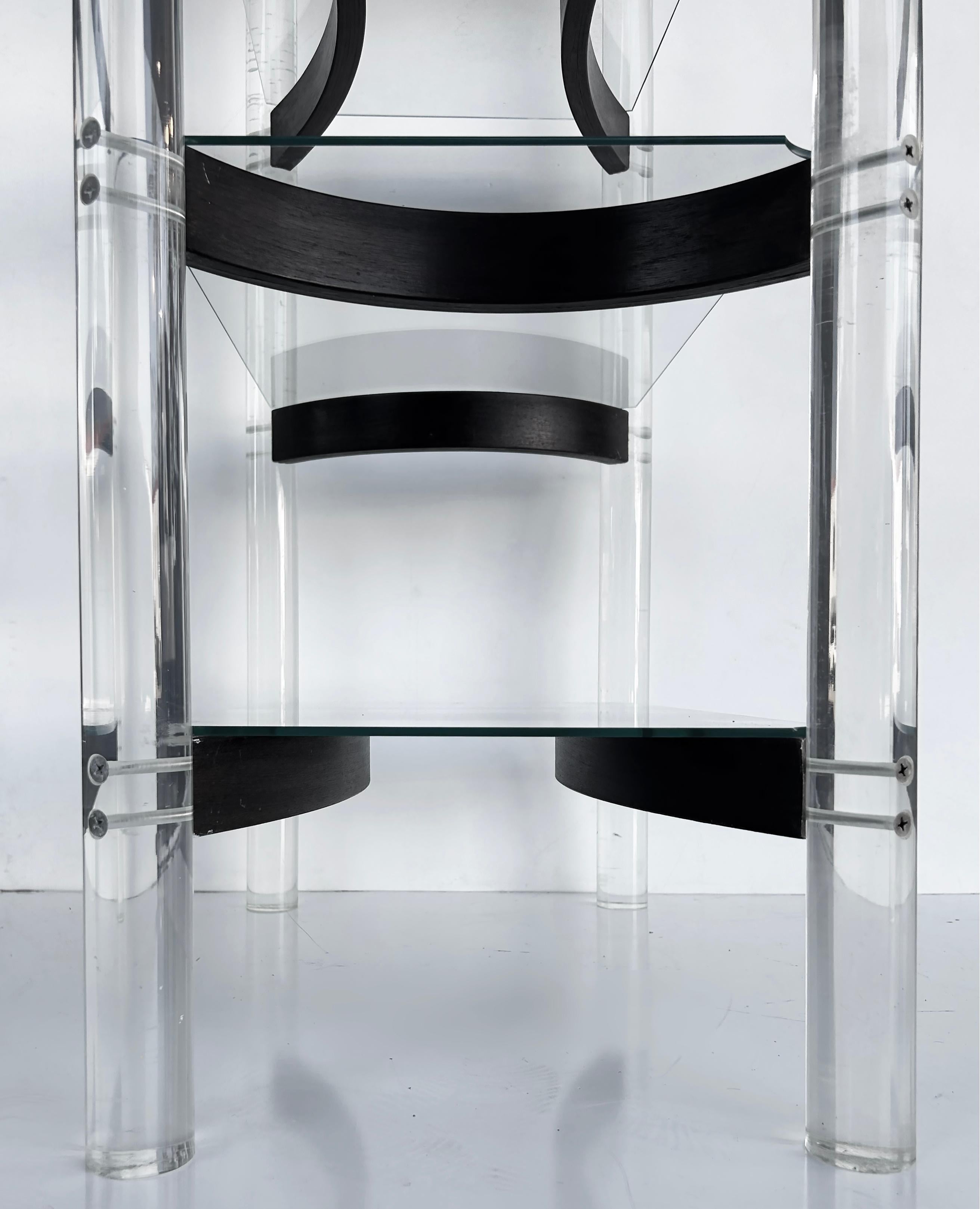 Etagere-Vitrinenschrank aus Lucite, Holz und Glas mit geschwungenen Regalstützen aus der Mitte des Jahrhunderts im Zustand „Gut“ im Angebot in Miami, FL