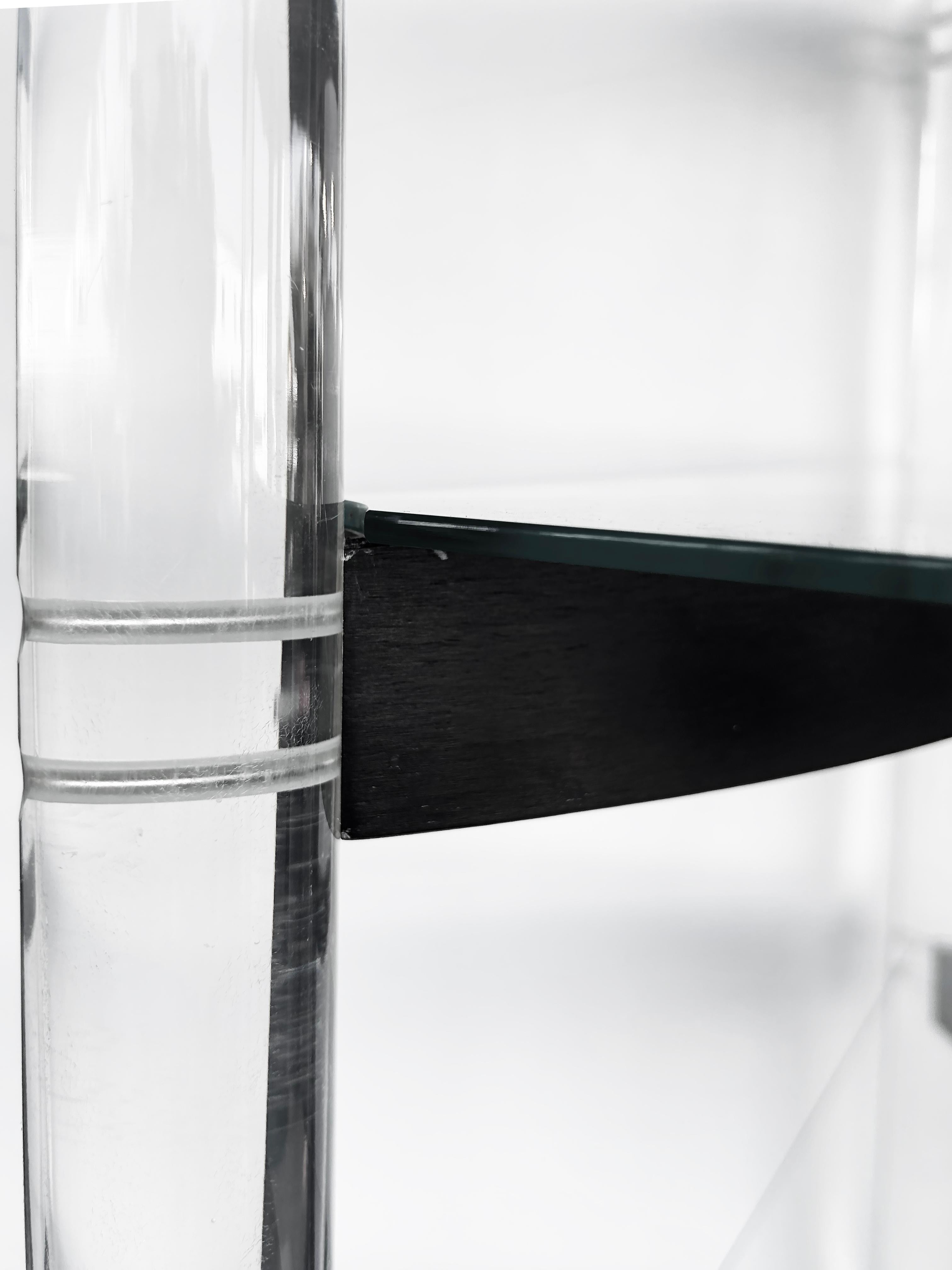 Etagere-Vitrinenschrank aus Lucite, Holz und Glas mit geschwungenen Regalstützen aus der Mitte des Jahrhunderts im Angebot 2