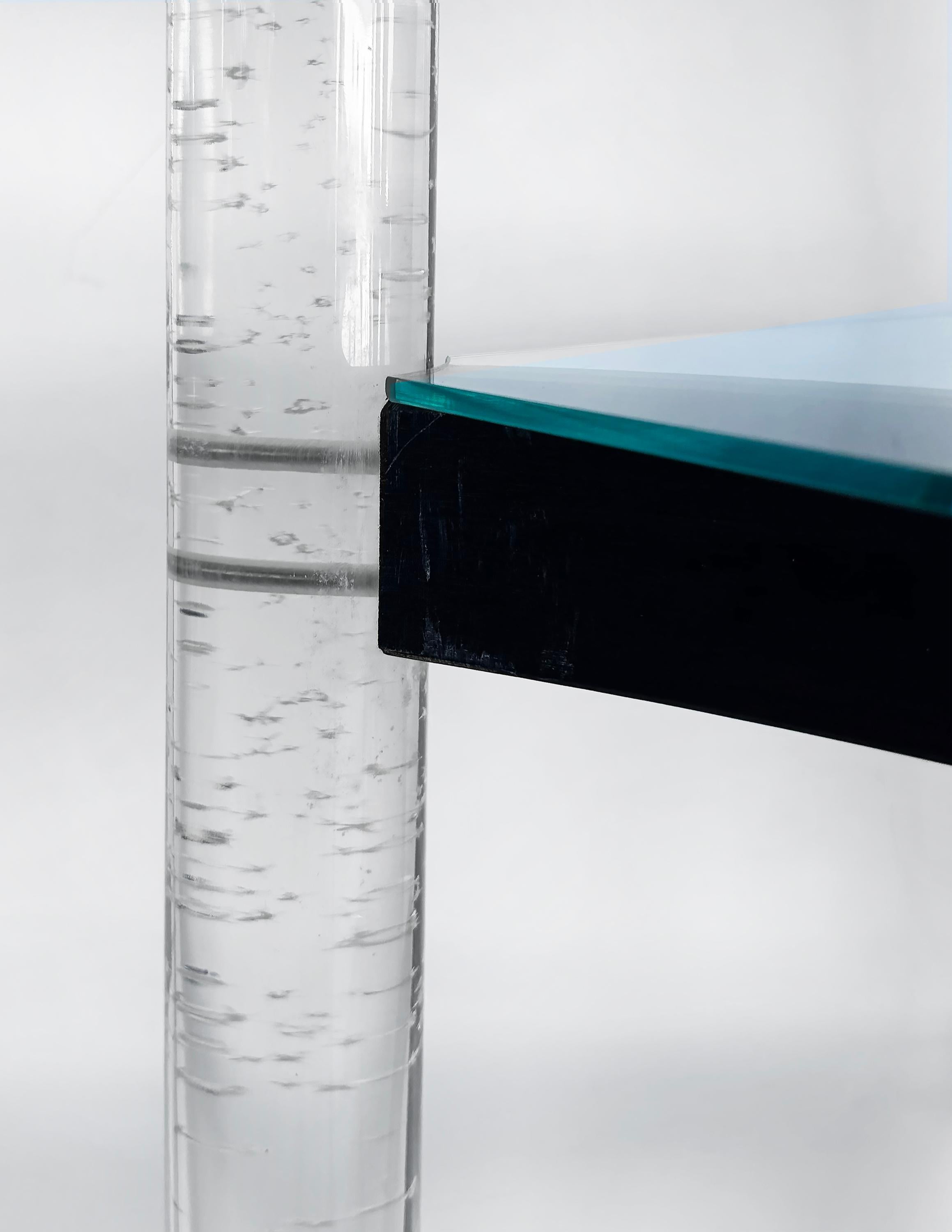 Etagere-Vitrinenschrank aus Lucite, Holz und Glas mit geschwungenen Regalstützen aus der Mitte des Jahrhunderts im Angebot 4