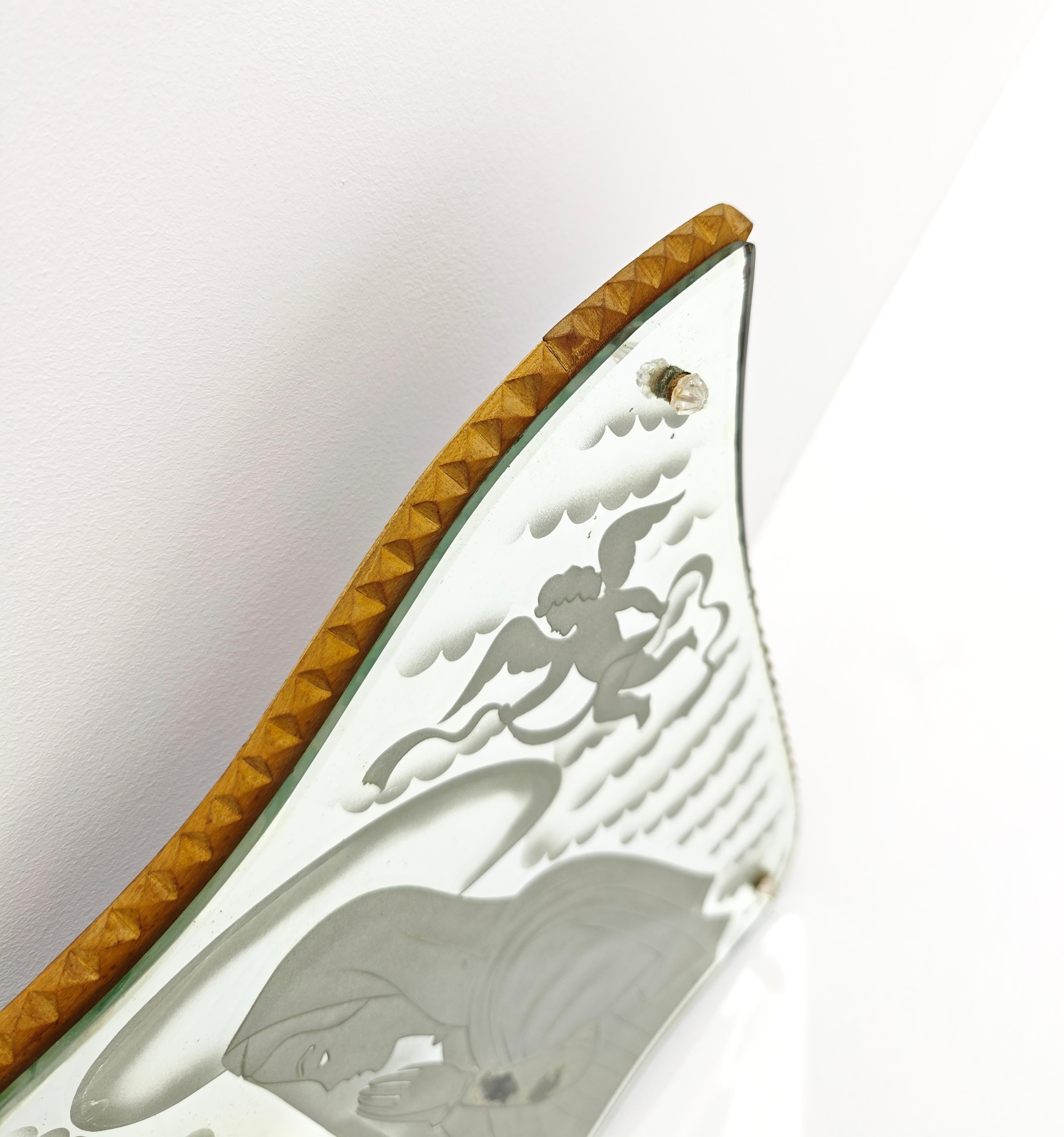 Tout simplement magnifique et original, LUIGI BRUSOTTI produit par Fontana Arte ca. 1940. Cristal miroité, façonné et décoré d'une figure de la Madone avec des anges gravés, support en bois. Sur chaque photo, on peut voir la structure en bois