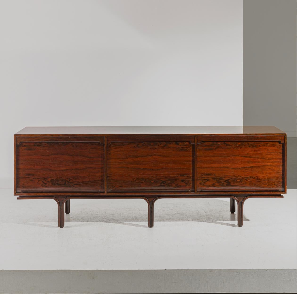 Rara e bellissima credenza in legno esotico di Gianfranco Frattini per Bernini, Italia, anni Sessanta.
Un vero classico del design italiano del Mid-Century, capace di parlare con stile e raffinatezza attraverso le generazioni.

Bibliografia:
Domus