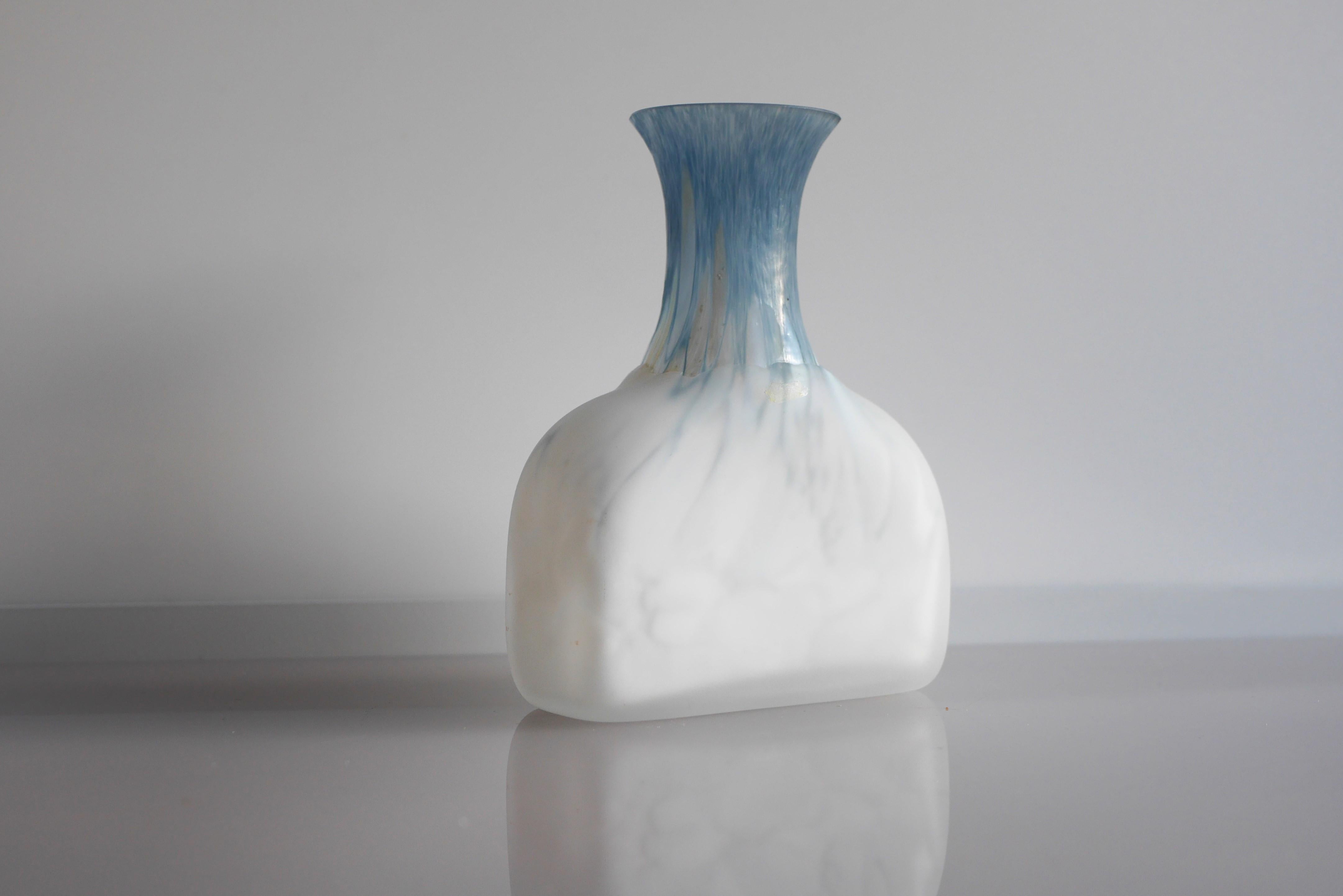 Mid-century modern glass vase design by Monica Backström for Kosta, Sweden For Sale 3