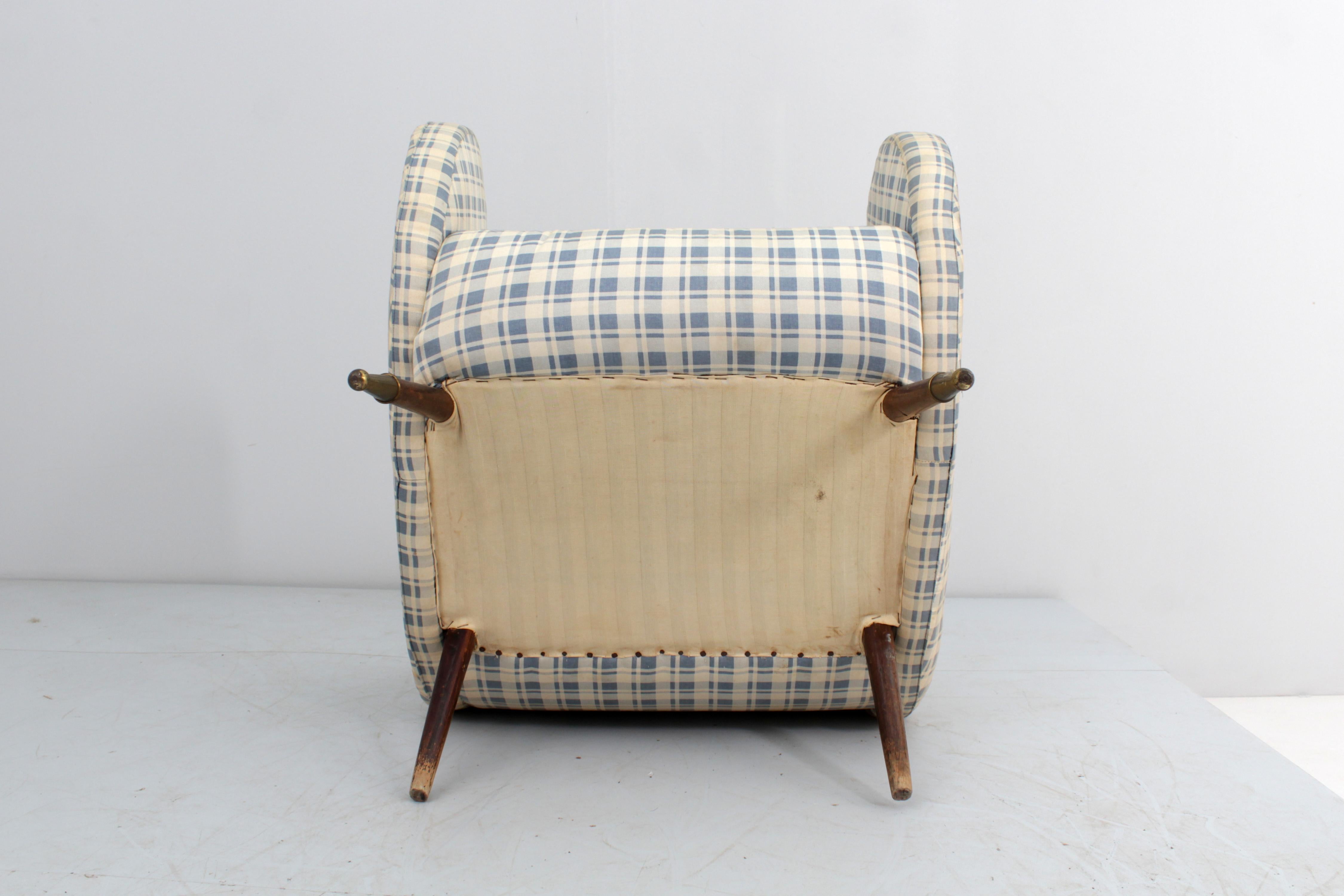 Très beau fauteuil à structure en bois recouvert de tissu à carreaux, avec pieds en bois et embouts en laiton. Production italienne dans le style du modèle 