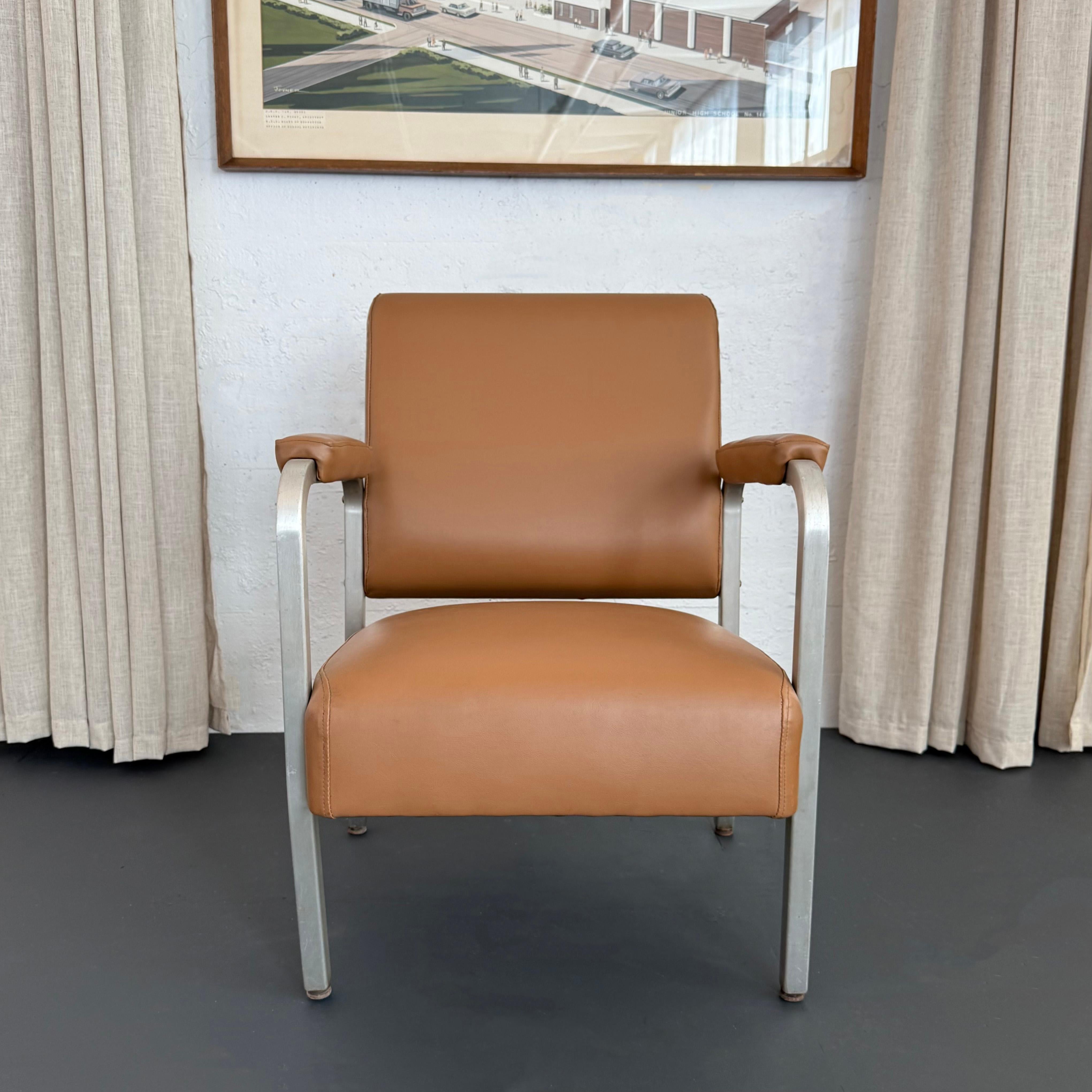 Mid-Century Machine-Age Ledersessel aus gebürstetem Aluminium (Moderne der Mitte des Jahrhunderts) im Angebot