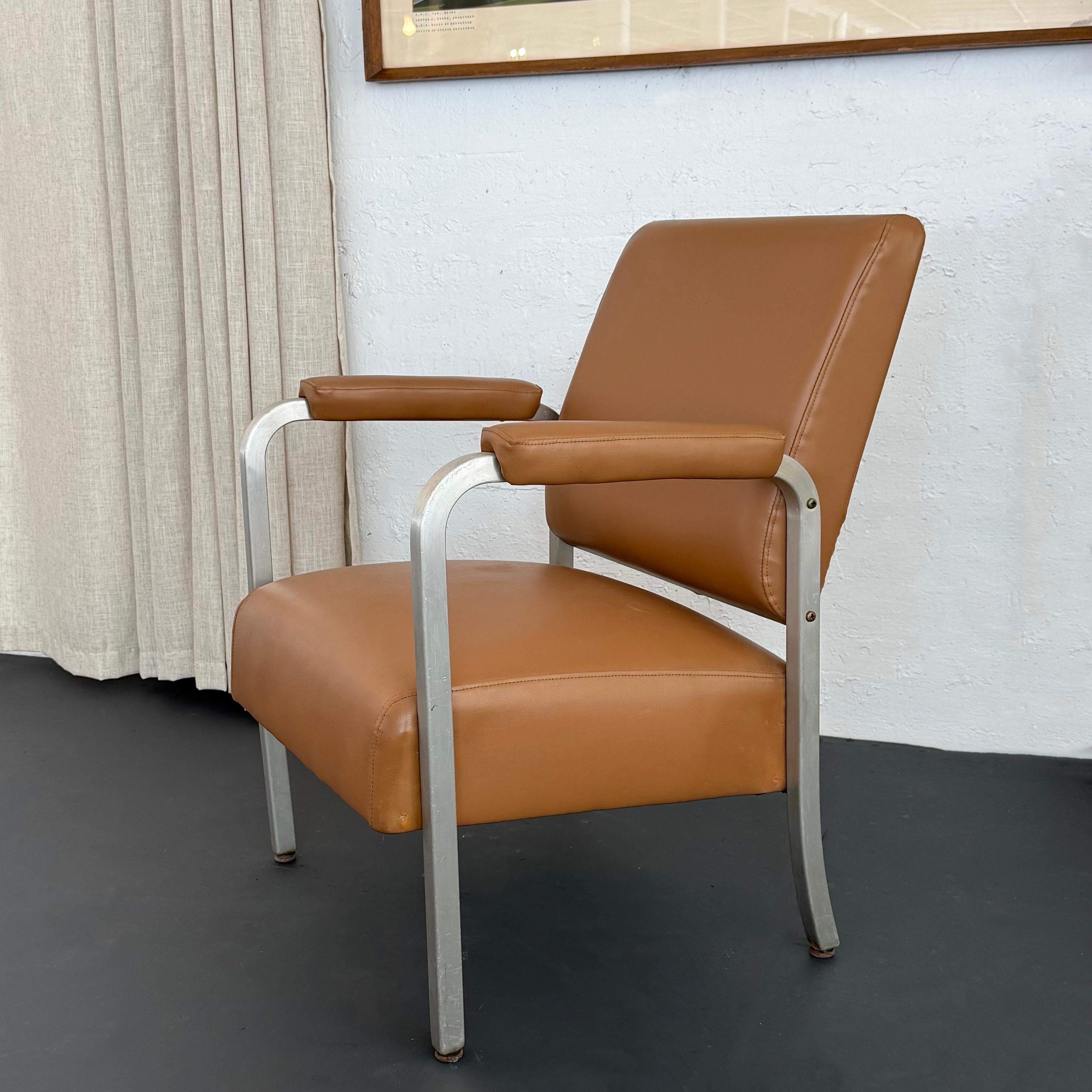 Mid-Century Machine-Age Ledersessel aus gebürstetem Aluminium (amerikanisch) im Angebot