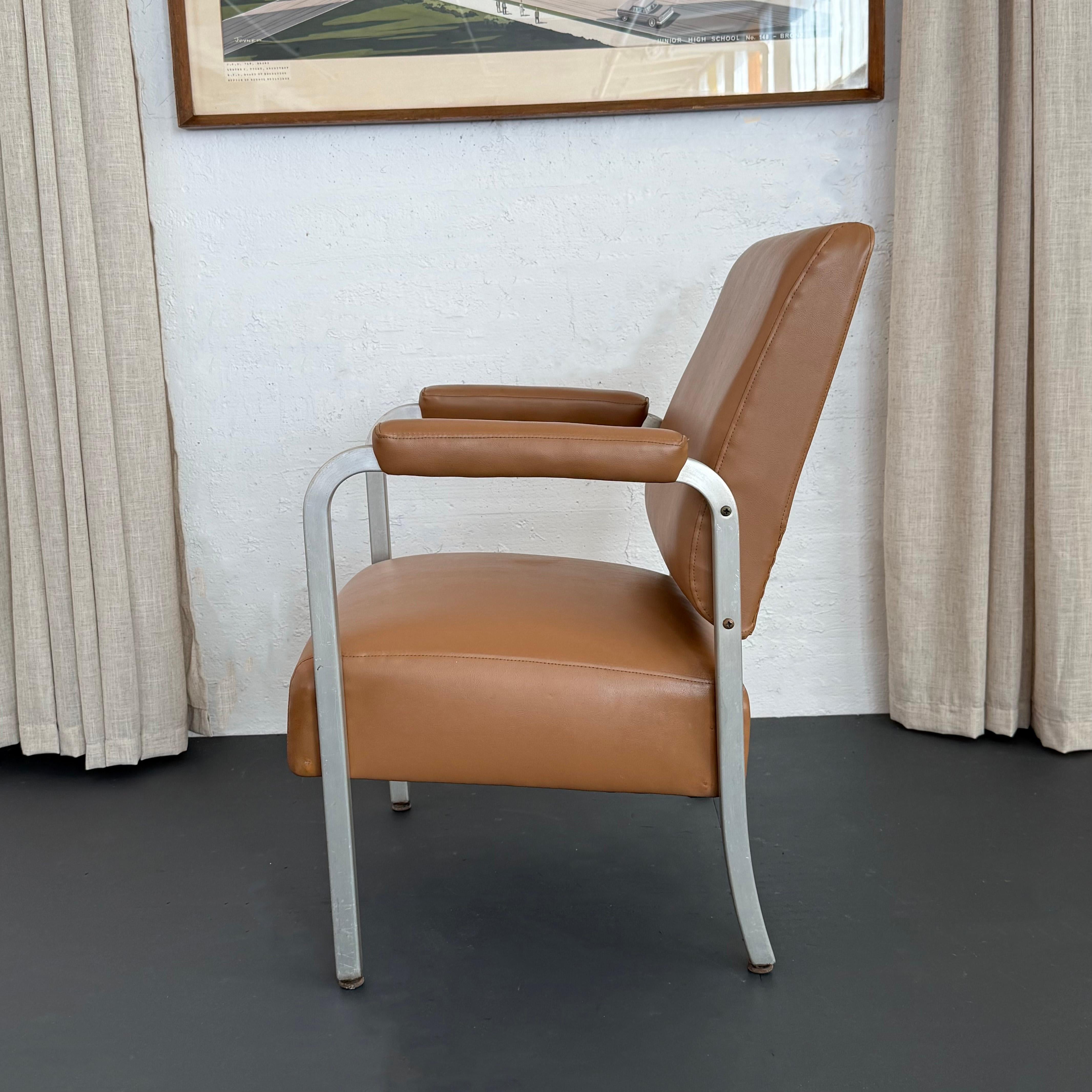 Mid-Century Machine-Age Ledersessel aus gebürstetem Aluminium im Zustand „Gut“ im Angebot in Brooklyn, NY