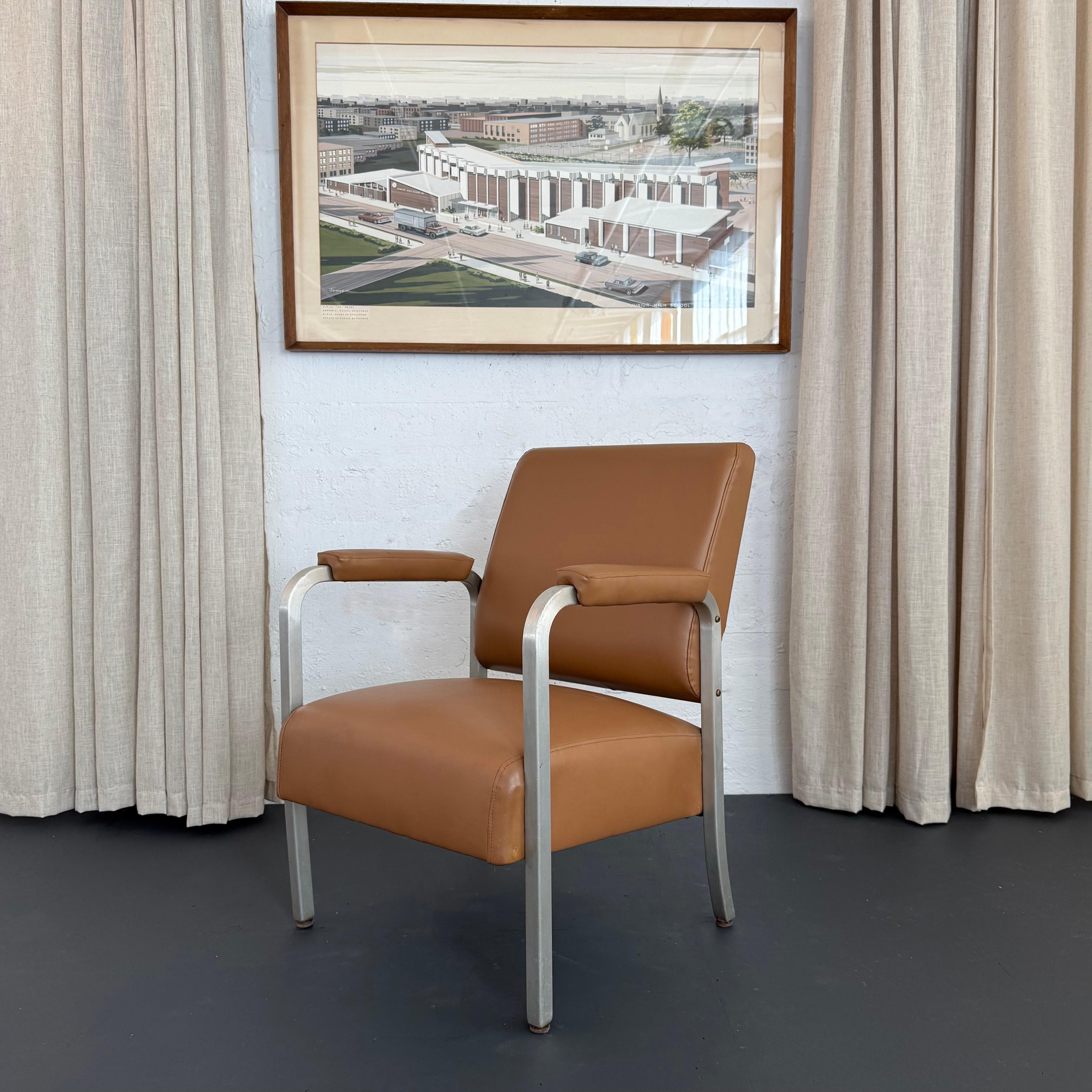 Mid-Century Machine-Age Ledersessel aus gebürstetem Aluminium (20. Jahrhundert) im Angebot