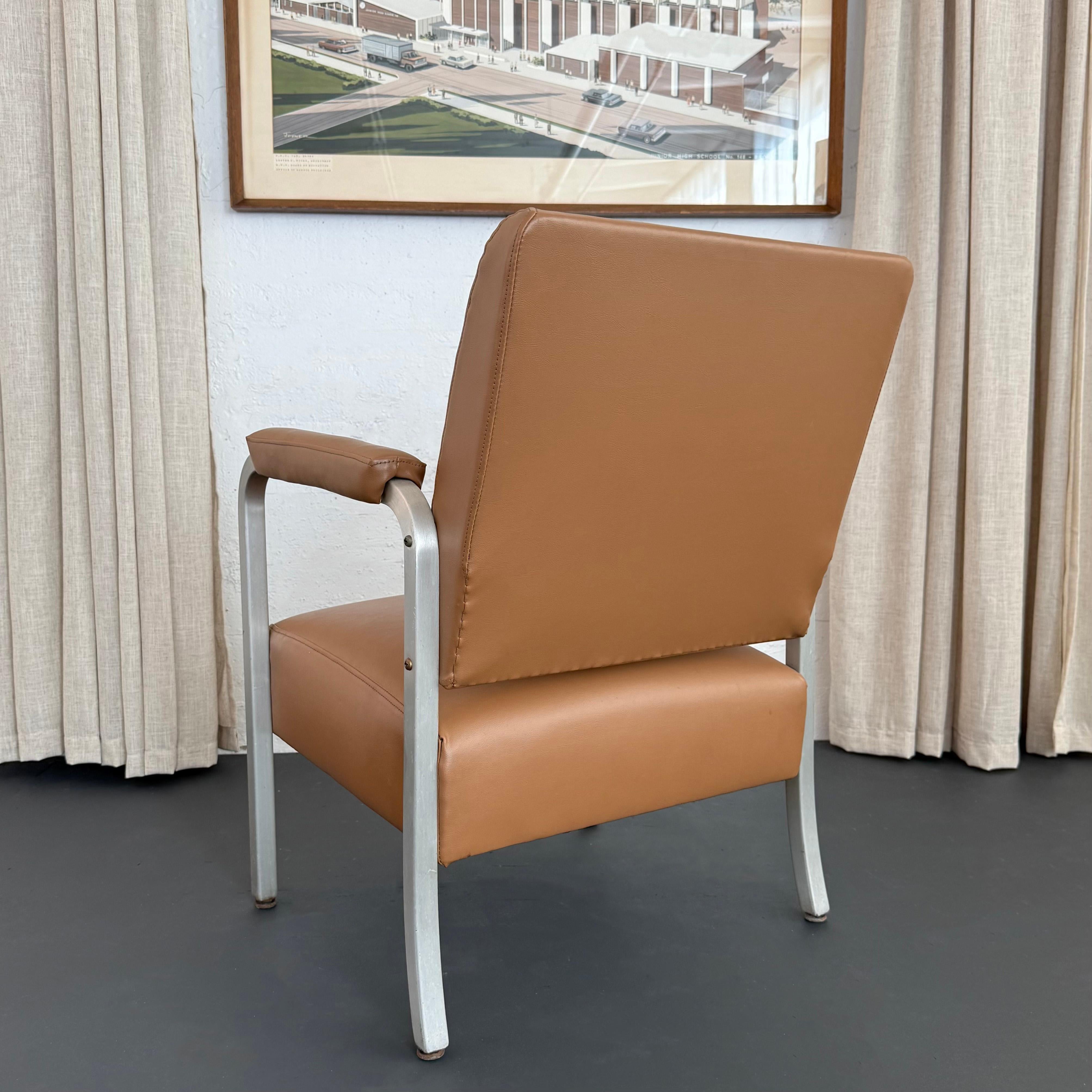 Mid-Century Machine-Age Ledersessel aus gebürstetem Aluminium im Angebot 1