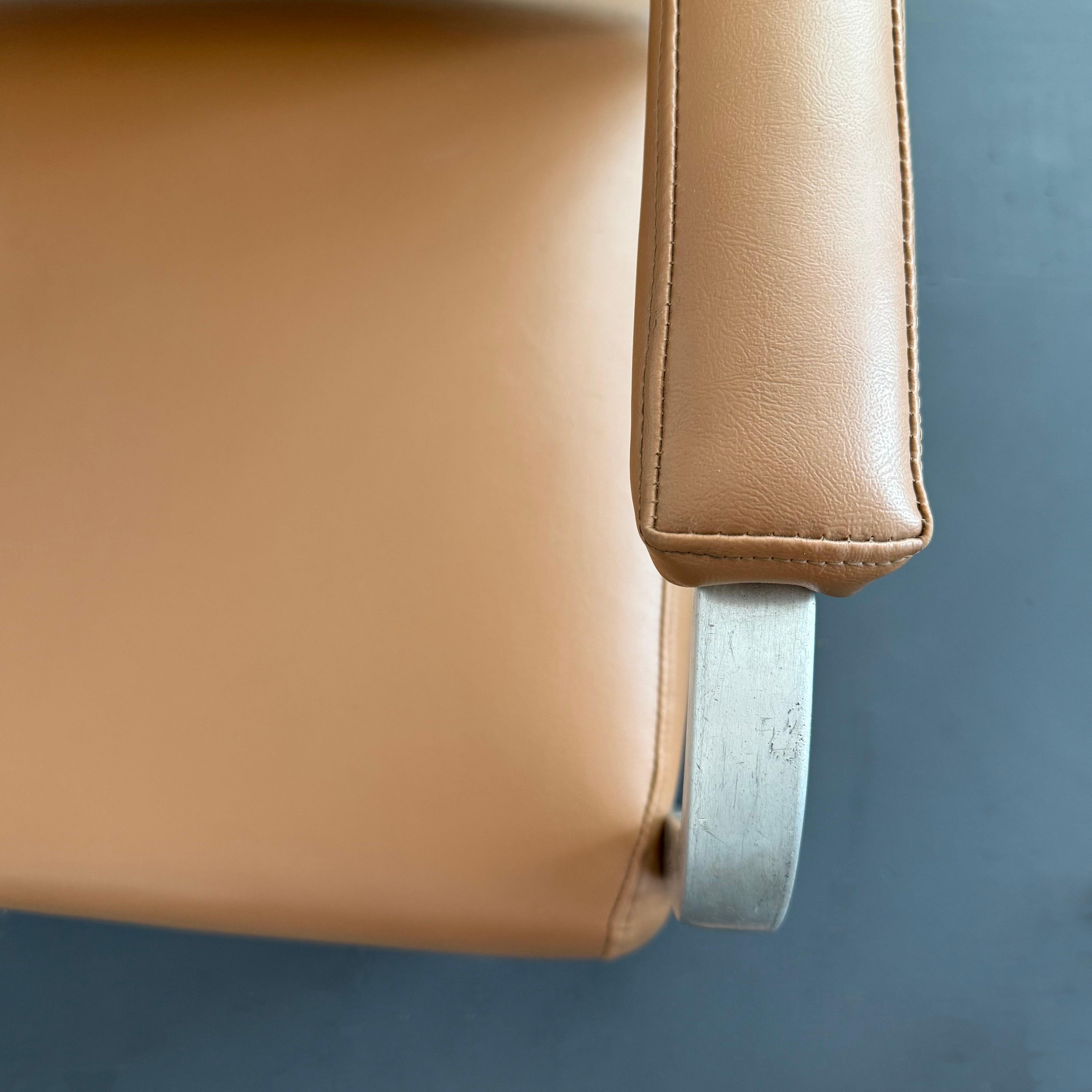 Mid-Century Machine-Age Ledersessel aus gebürstetem Aluminium im Angebot 3