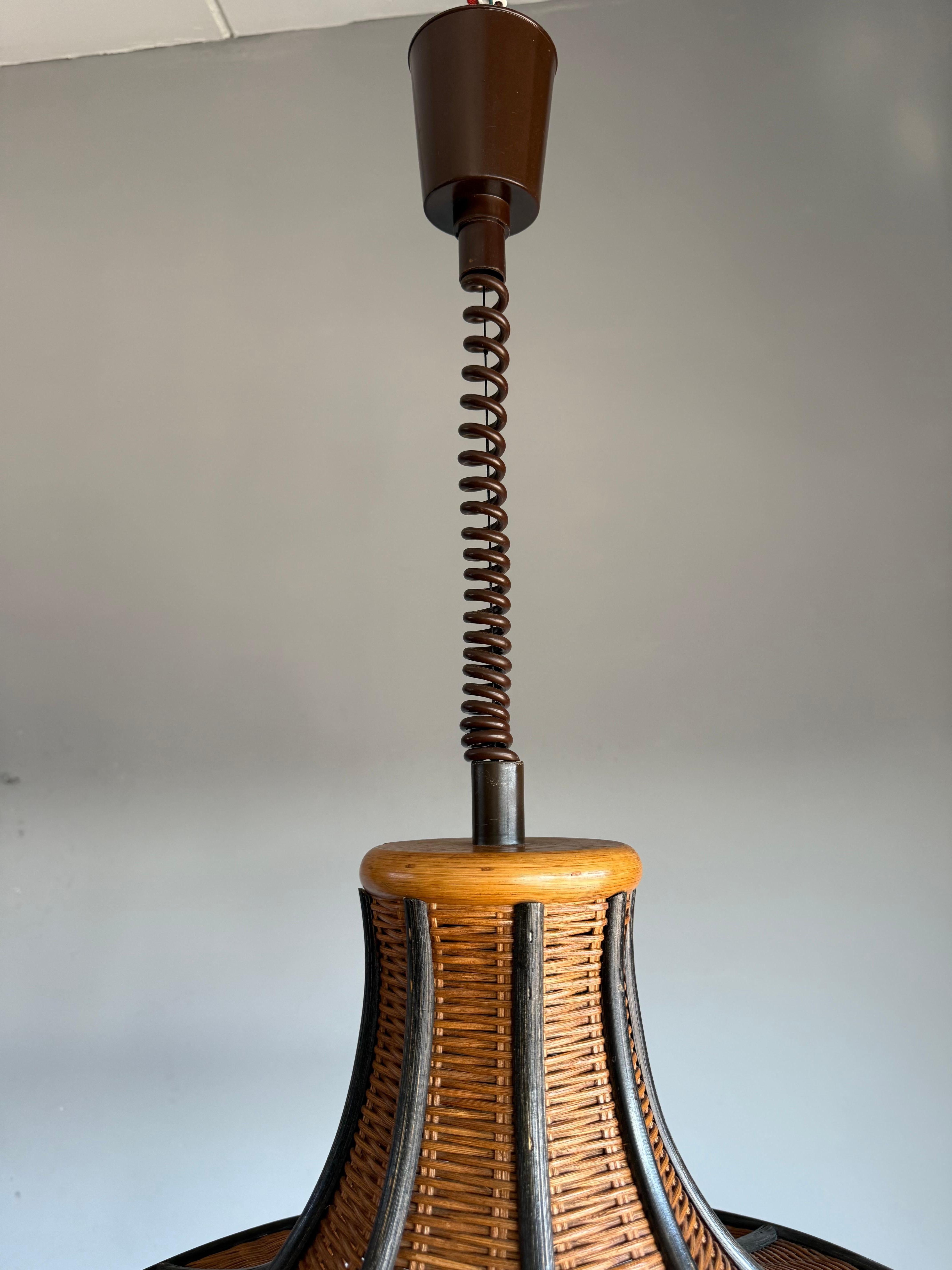 Lampada a sospensione in rattan organico e vimini intrecciato di metà secolo, design raro, c.C. 1970 in vendita 2
