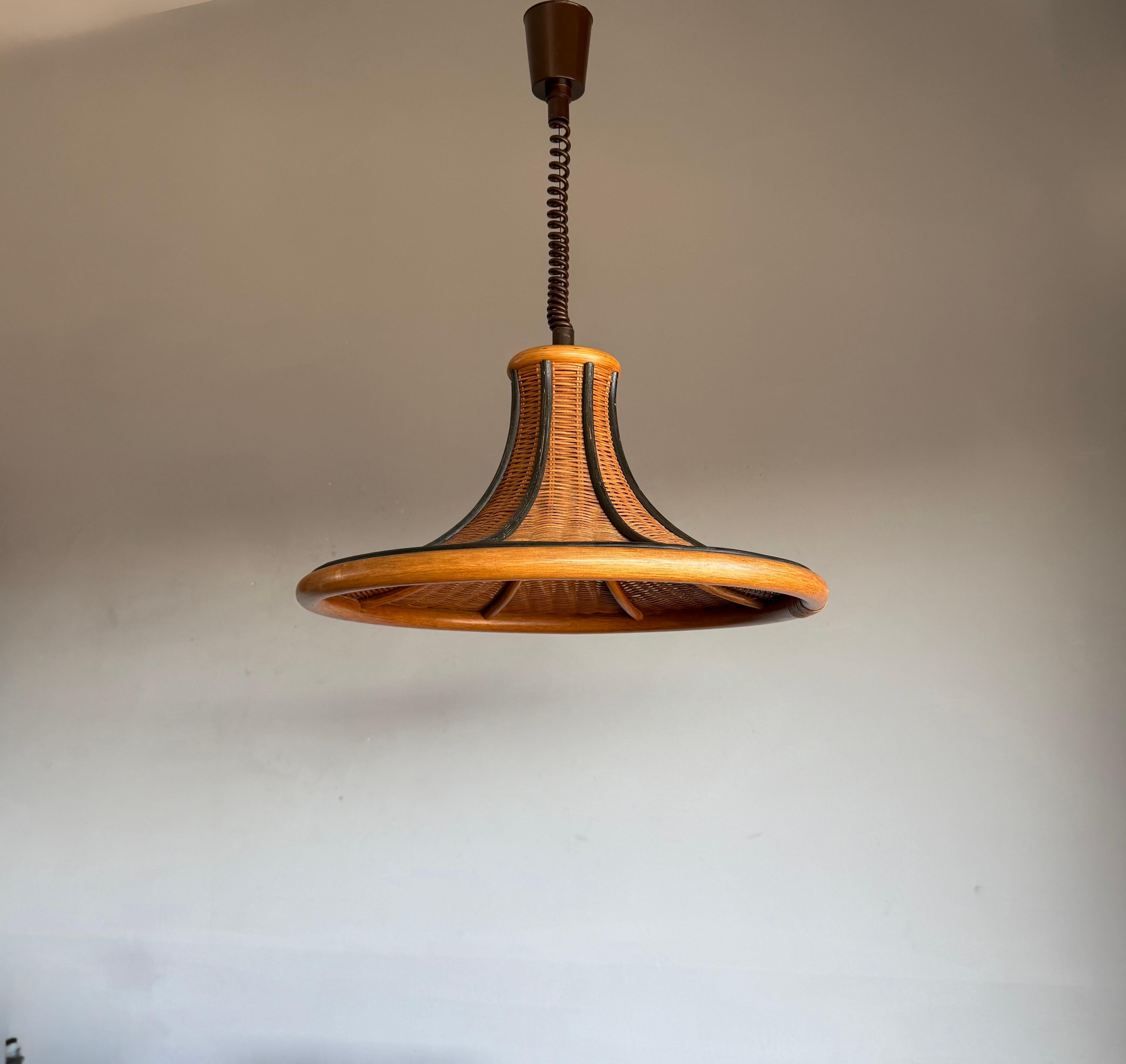 Lampada a sospensione in rattan organico e vimini intrecciato di metà secolo, design raro, c.C. 1970 in vendita 3