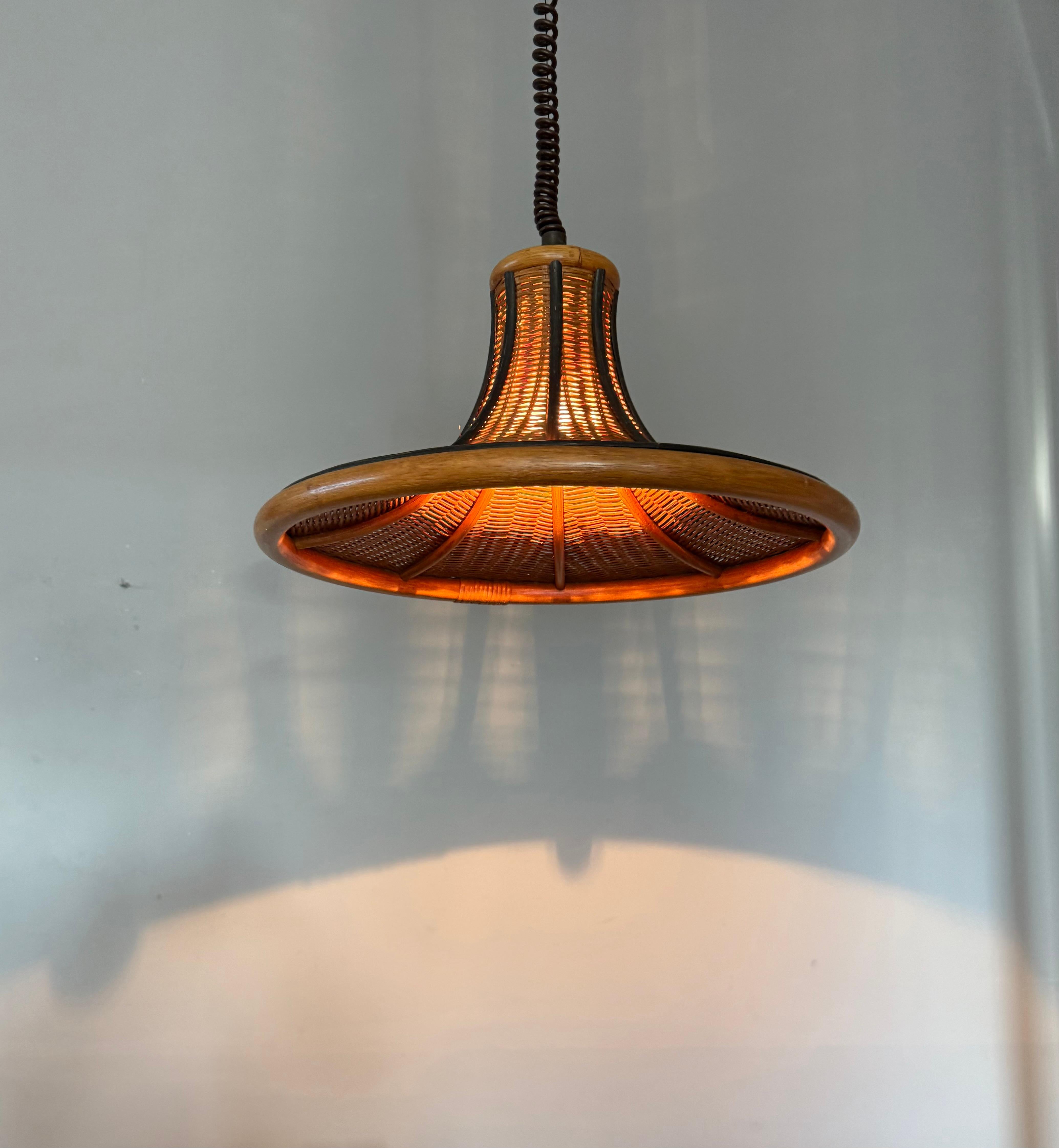 Lampada a sospensione in rattan organico e vimini intrecciato di metà secolo, design raro, c.C. 1970 in vendita 4
