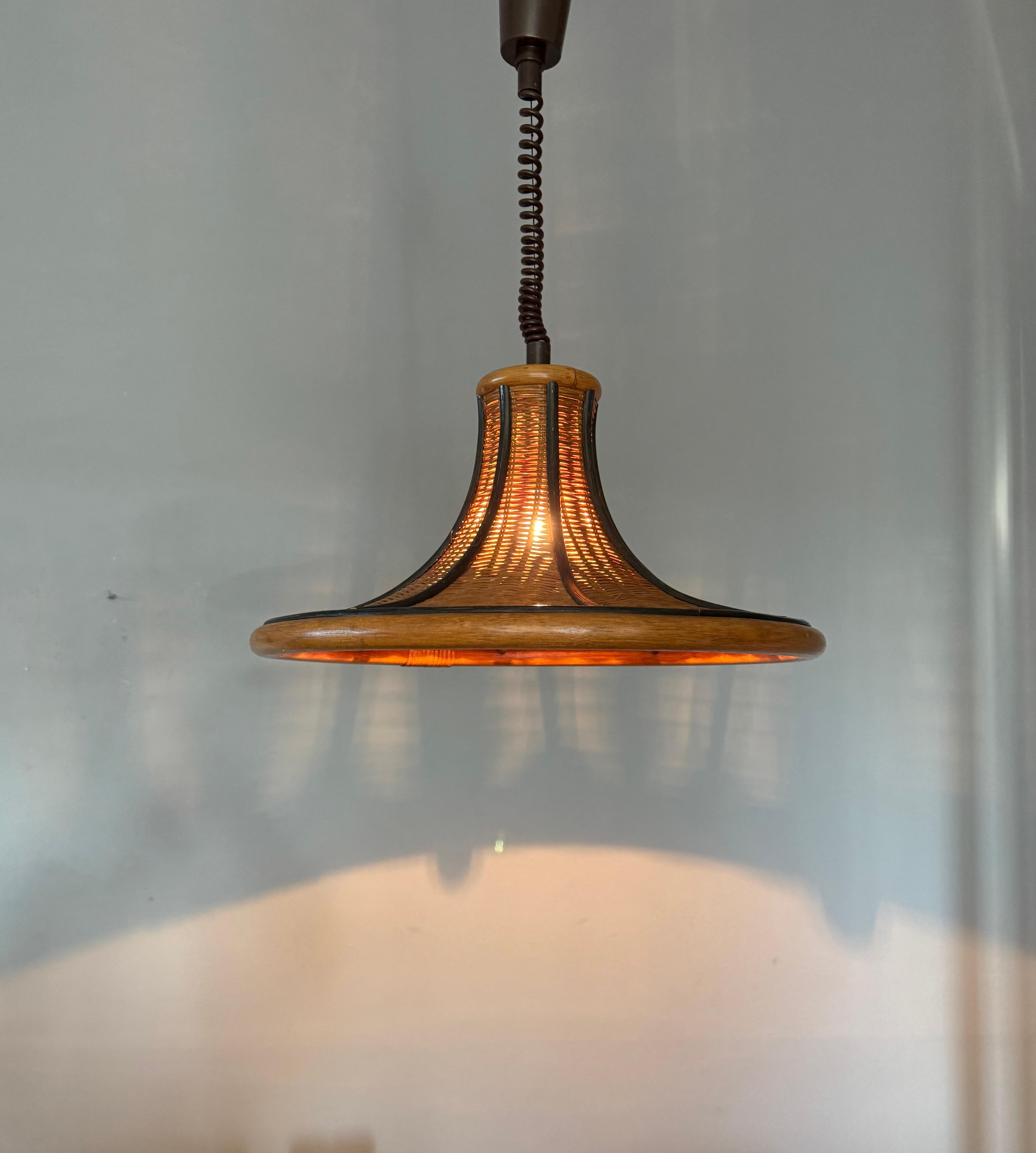 Lampada a sospensione in rattan organico e vimini intrecciato di metà secolo, design raro, c.C. 1970 in vendita 5