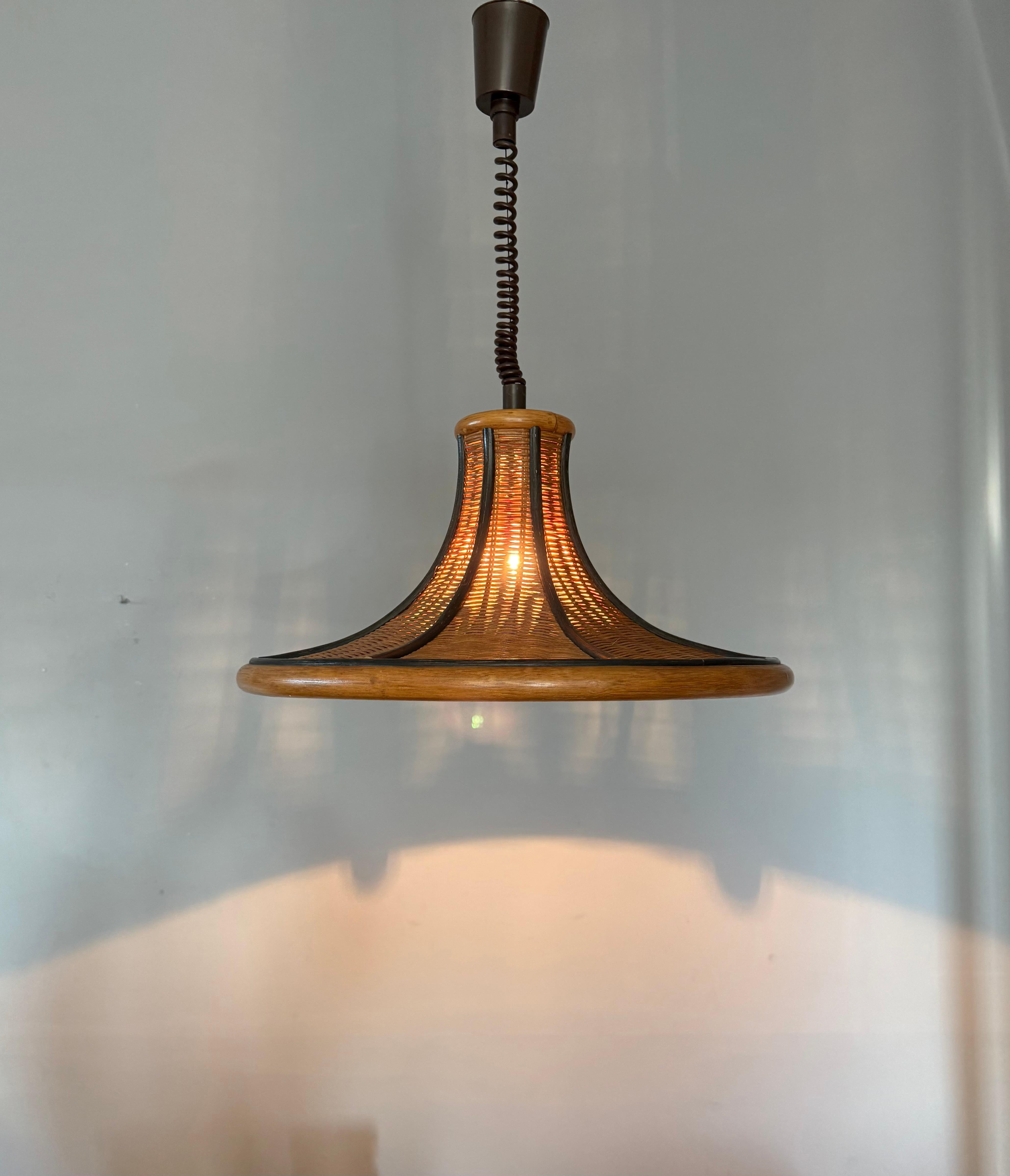 Lampada a sospensione in rattan organico e vimini intrecciato di metà secolo, design raro, c.C. 1970 in vendita 6