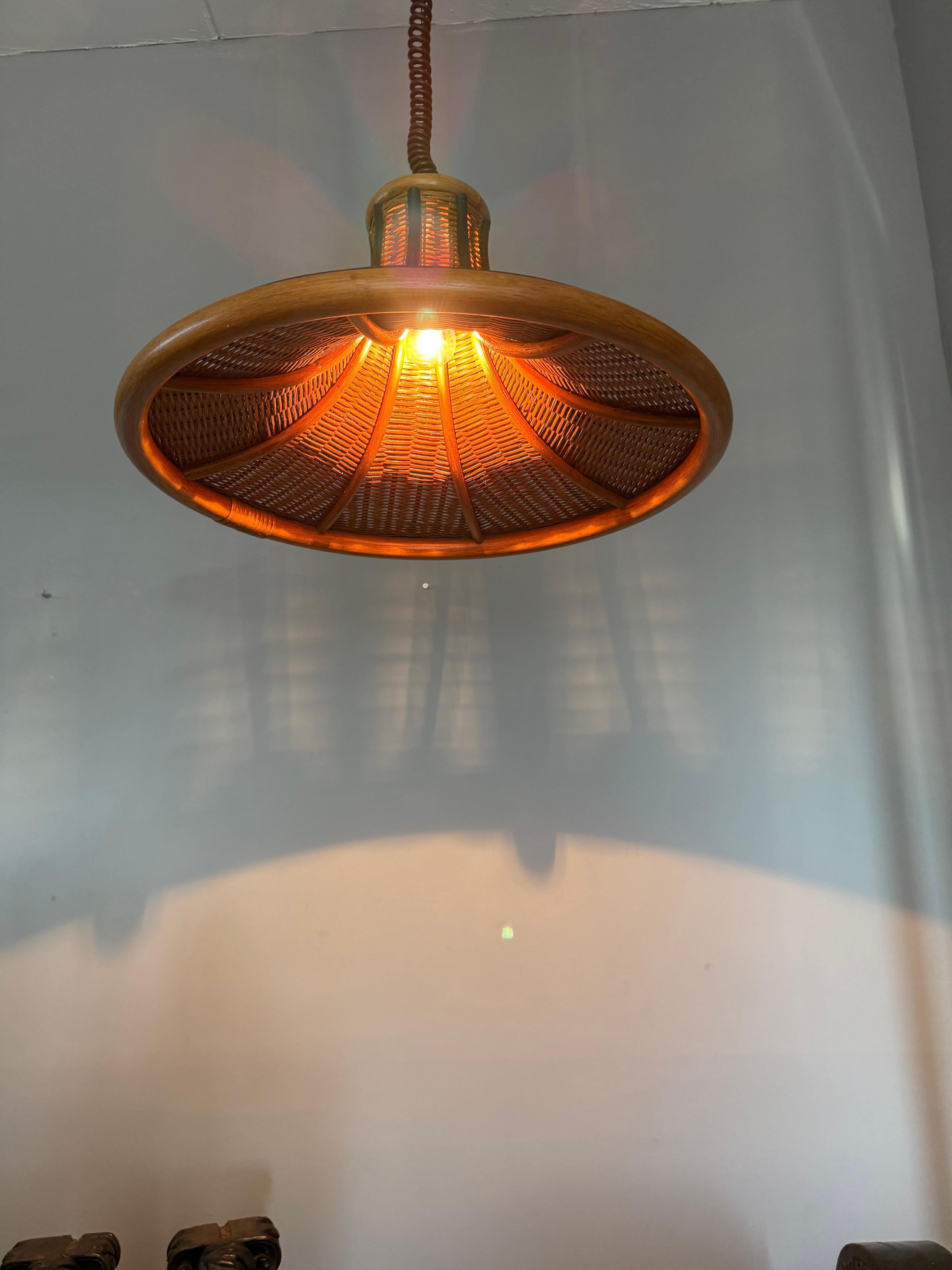 Lampada a sospensione in rattan organico e vimini intrecciato di metà secolo, design raro, c.C. 1970 in vendita 7