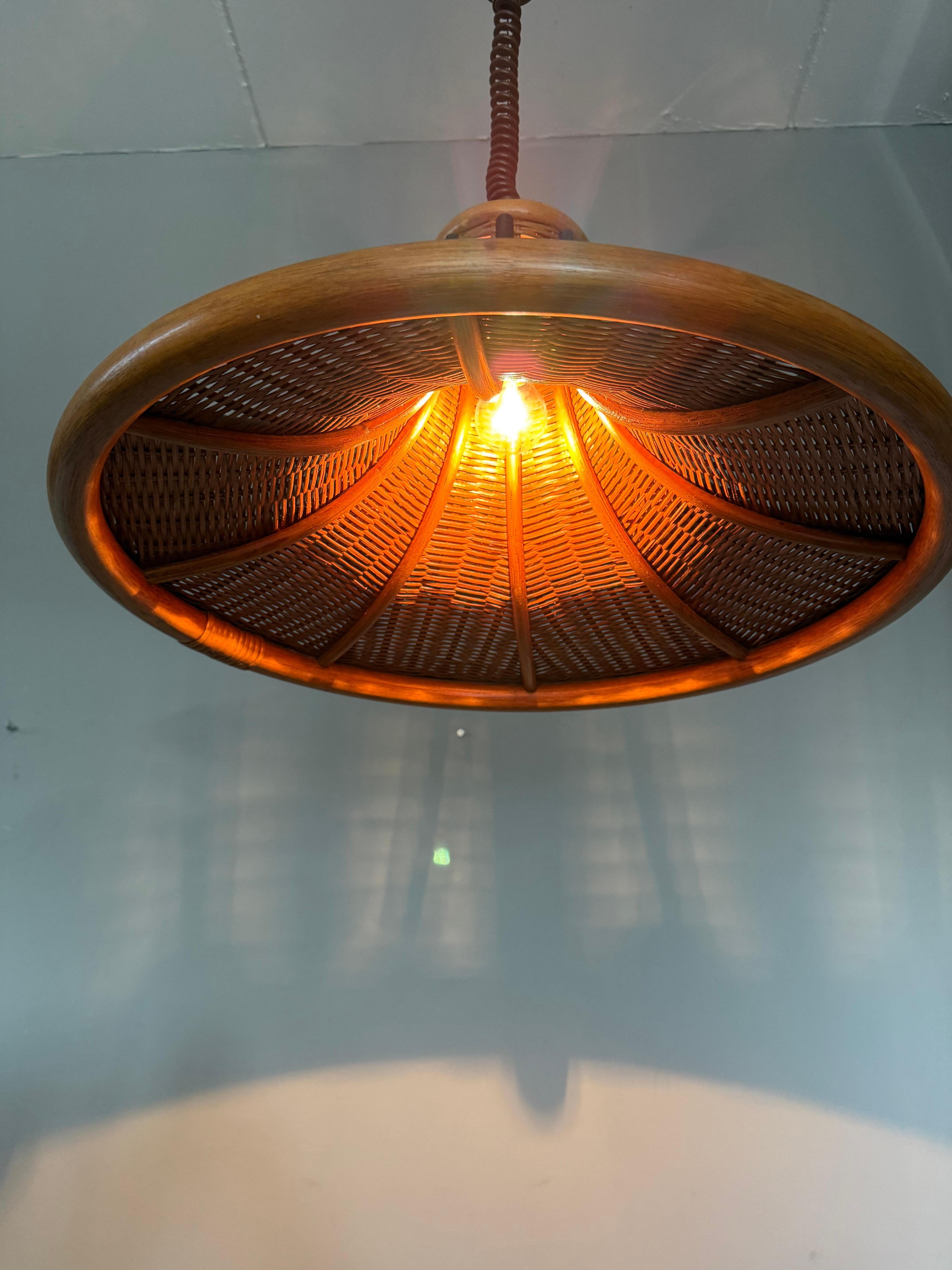 Lampada a sospensione in rattan organico e vimini intrecciato di metà secolo, design raro, c.C. 1970 in vendita 8