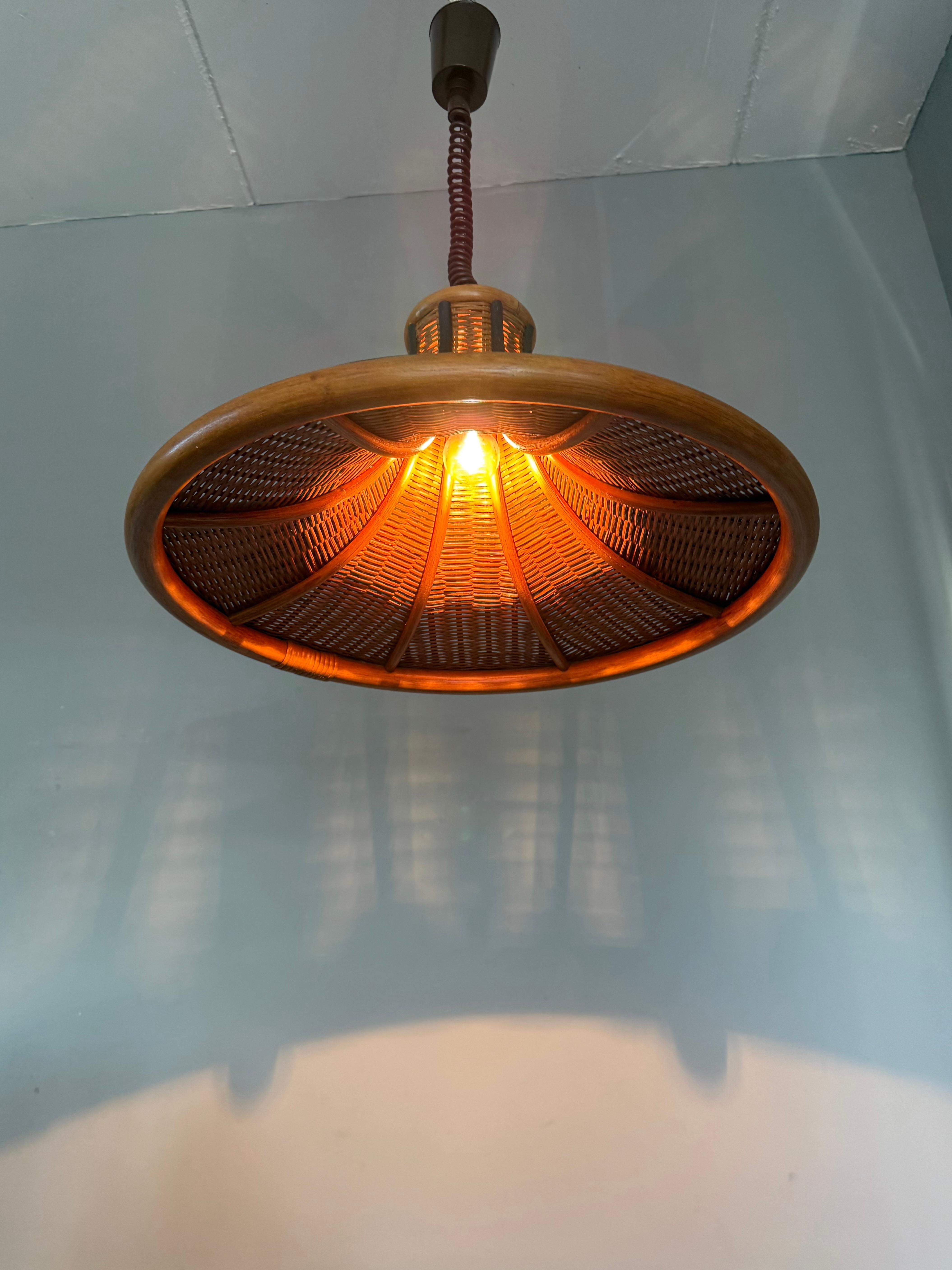 Lampada a sospensione in rattan organico e vimini intrecciato di metà secolo, design raro, c.C. 1970 in vendita 10