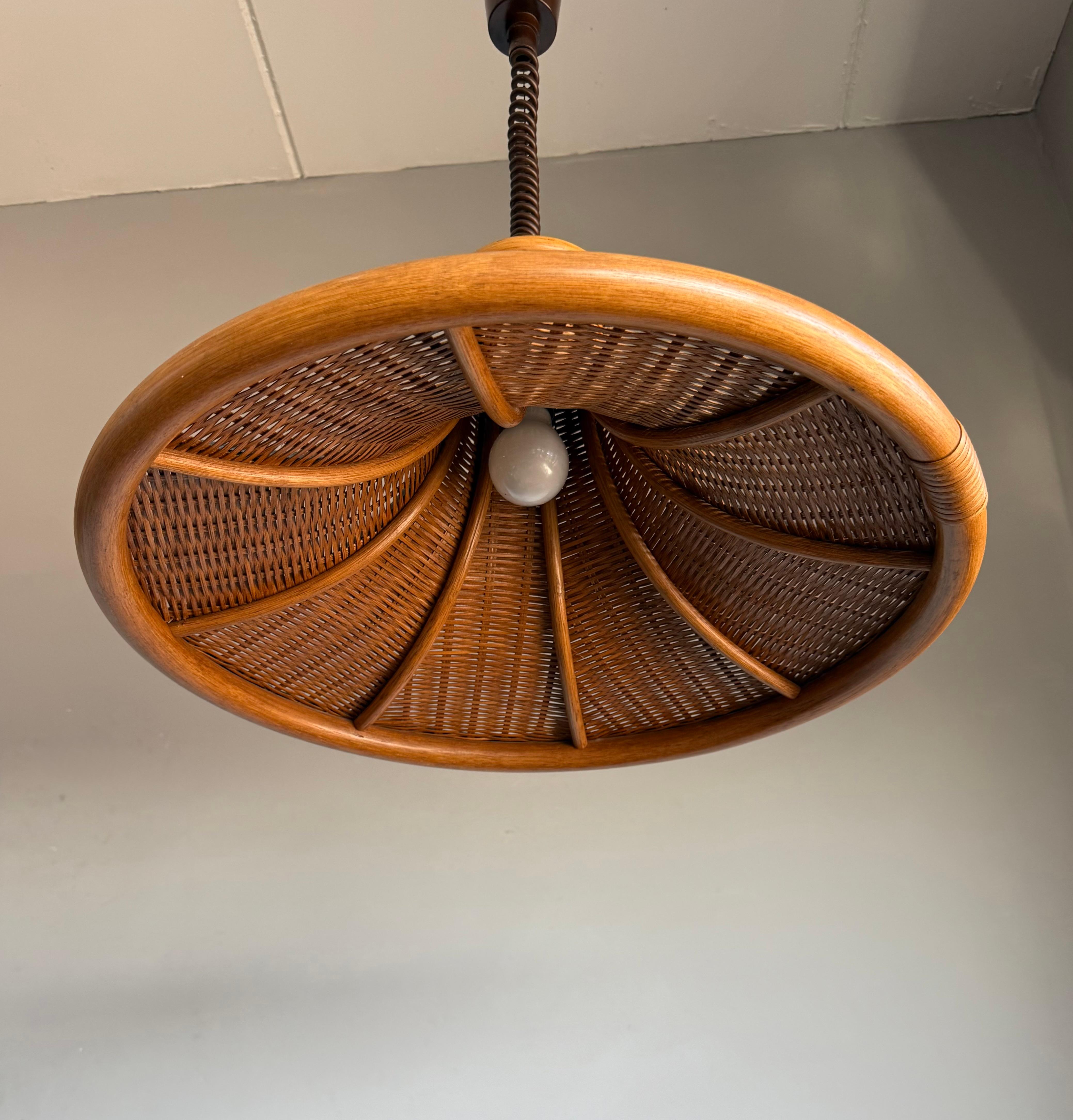 Lampada a sospensione in rattan organico e vimini intrecciato di metà secolo, design raro, c.C. 1970 in vendita 11