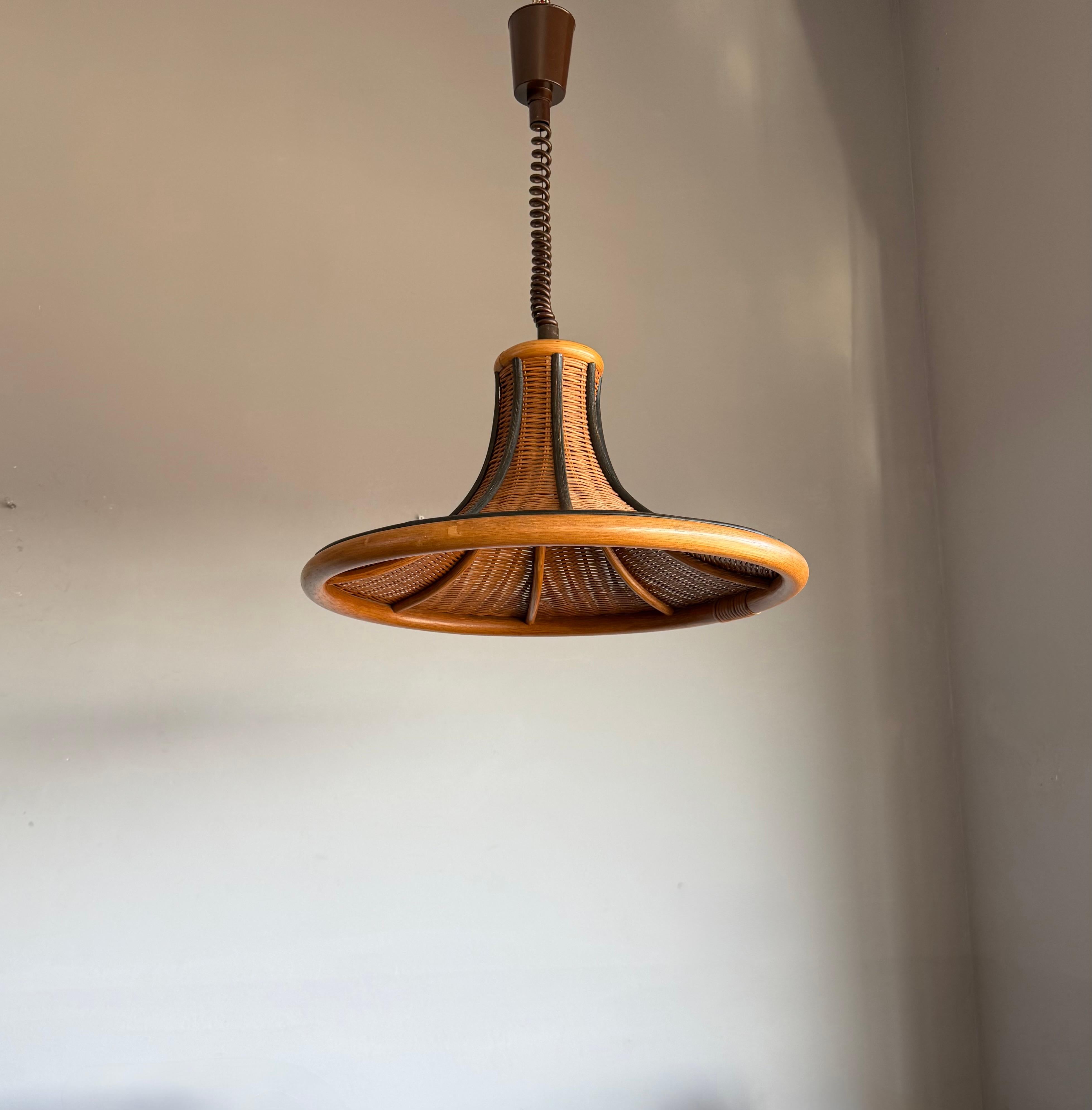Splendido design e materiali naturali, solo lampade a sospensione. 

Questo ciondolo sagomato e realizzato a mano con materiali organici è ideale per un arredamento Mid-Century Modern, ma starebbe benissimo anche in un ambiente più contemporaneo