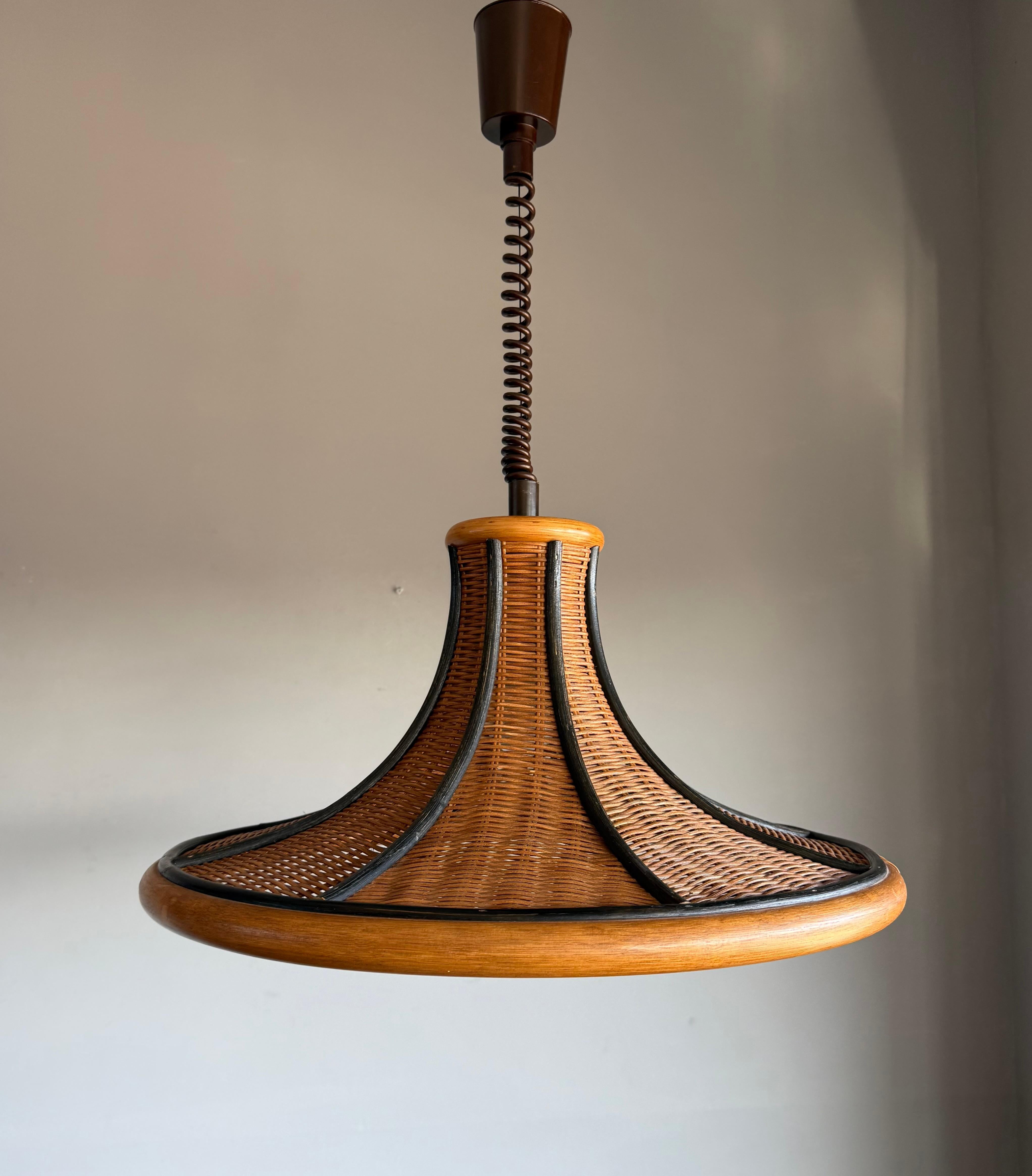 Mid-Century moderno Lampada a sospensione in rattan organico e vimini intrecciato di metà secolo, design raro, c.C. 1970 in vendita