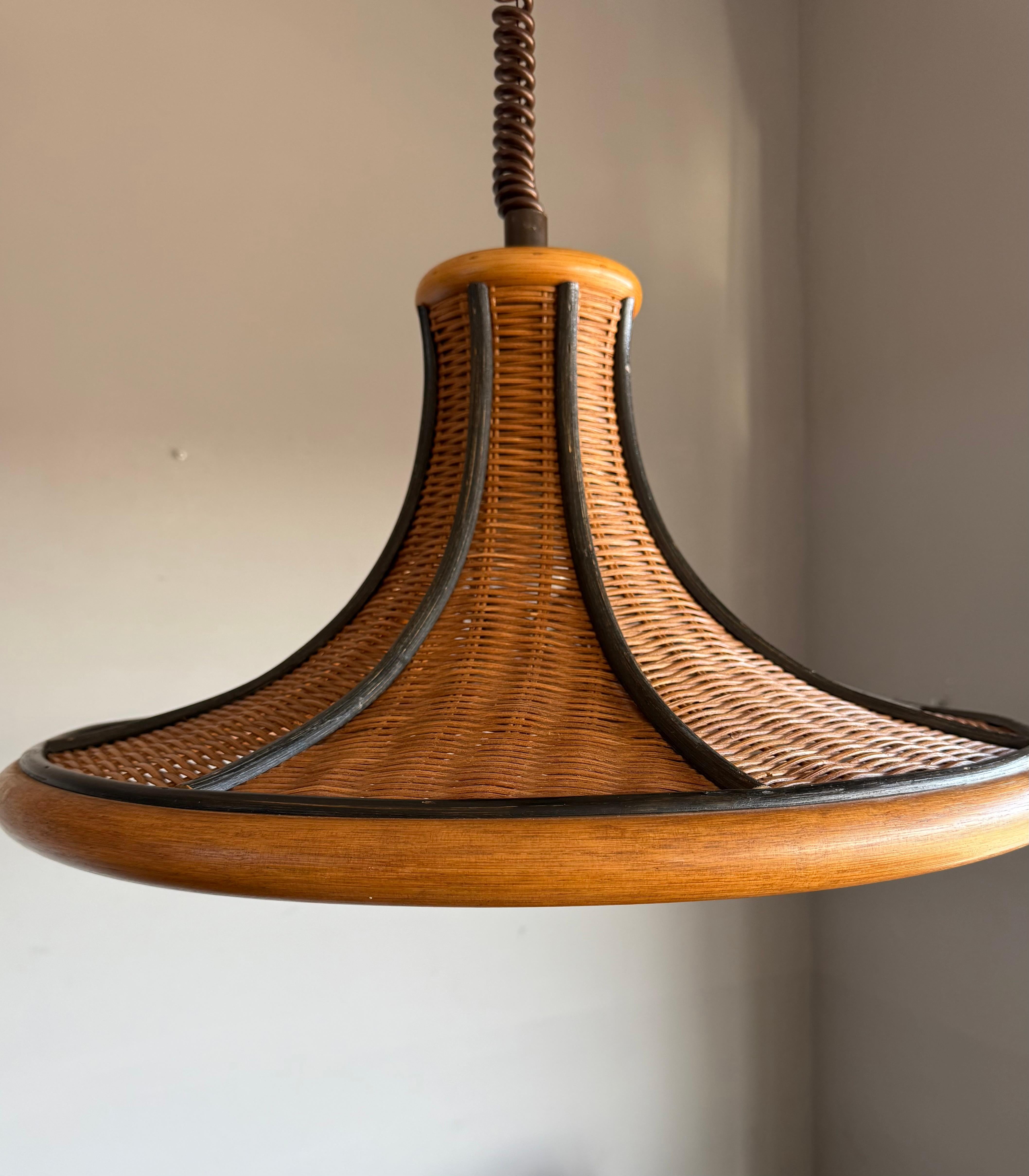 Europeo Lampada a sospensione in rattan organico e vimini intrecciato di metà secolo, design raro, c.C. 1970 in vendita