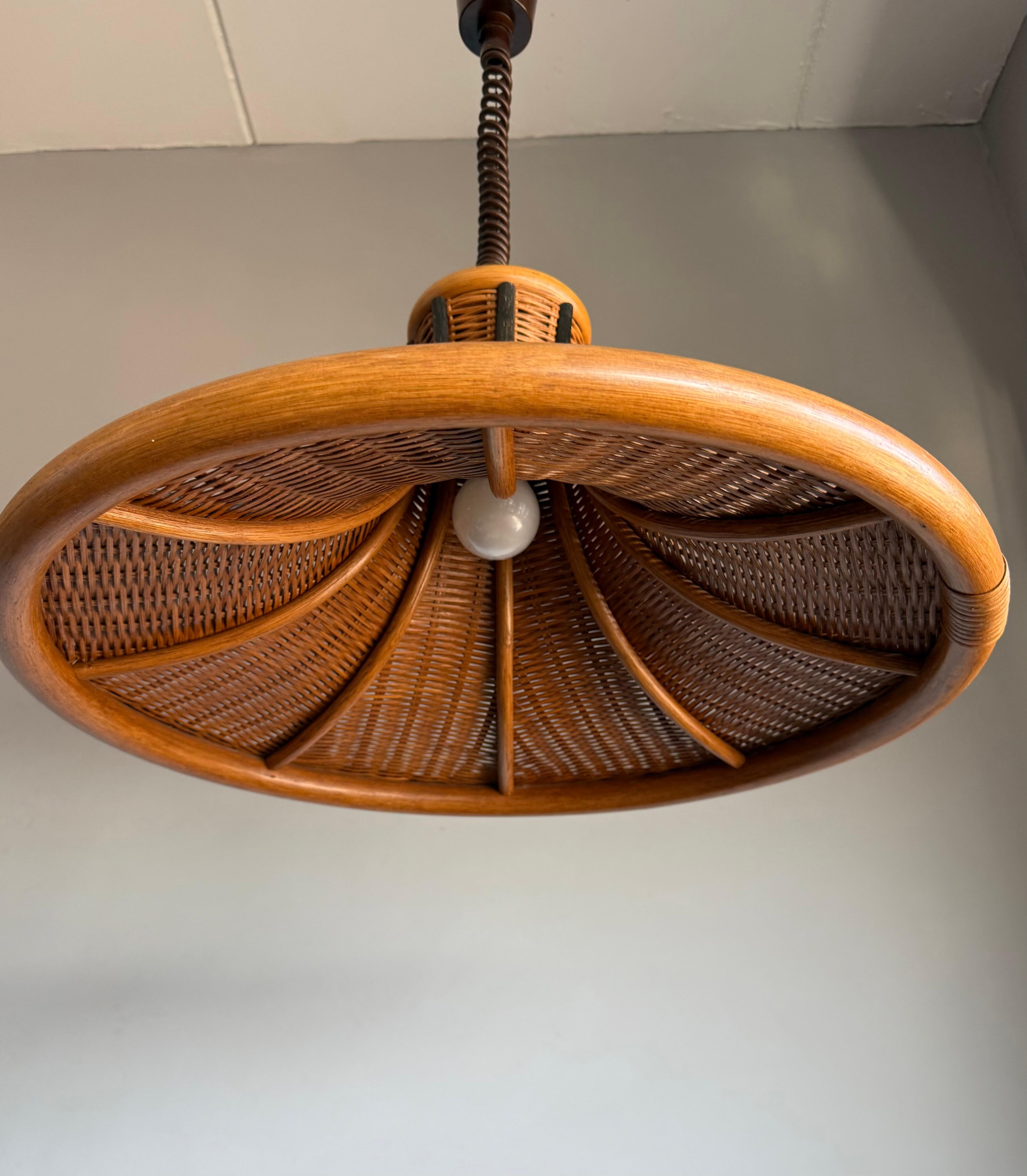Fatto a mano Lampada a sospensione in rattan organico e vimini intrecciato di metà secolo, design raro, c.C. 1970 in vendita
