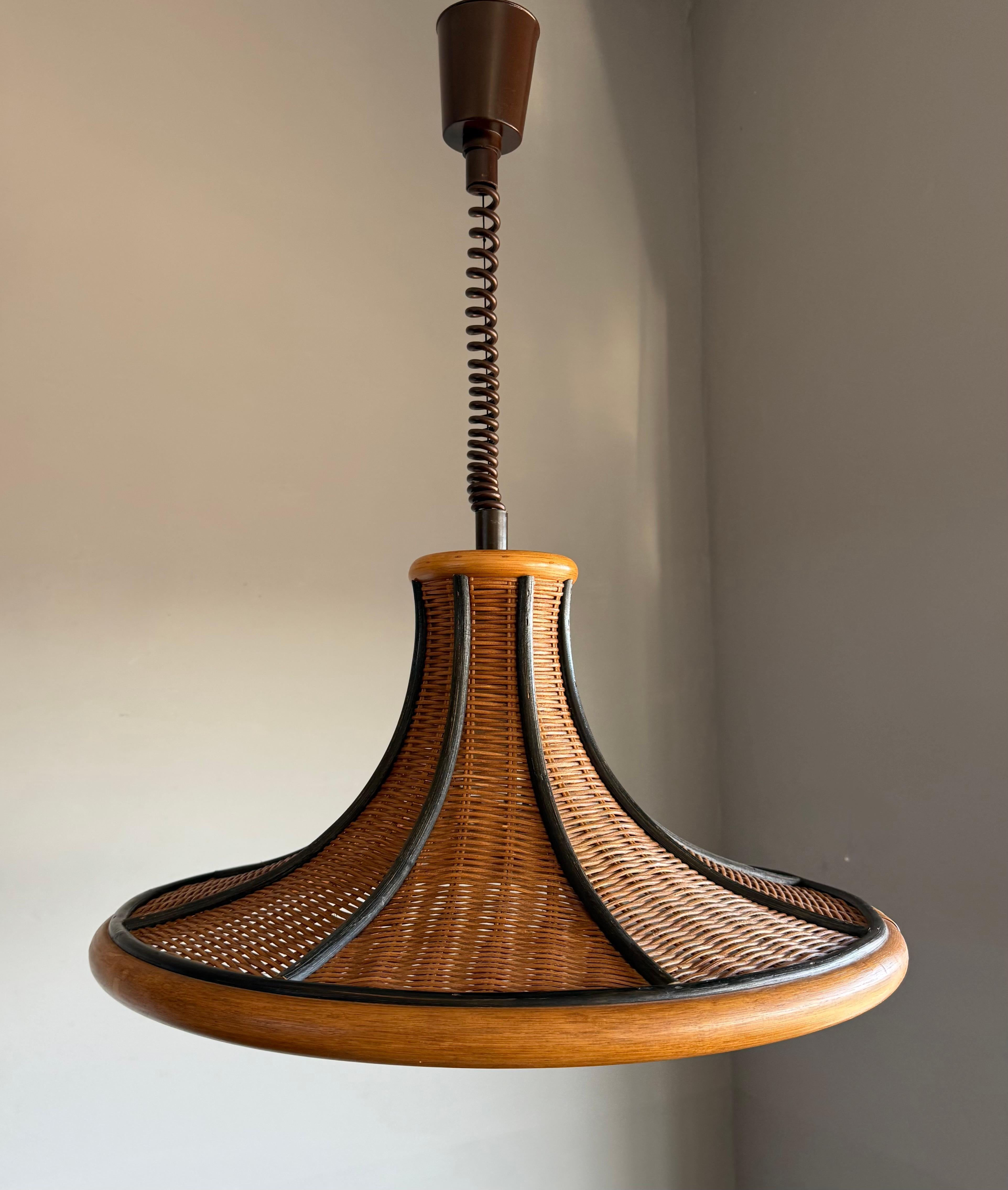 Lampada a sospensione in rattan organico e vimini intrecciato di metà secolo, design raro, c.C. 1970 In condizioni buone in vendita a Lisse, NL