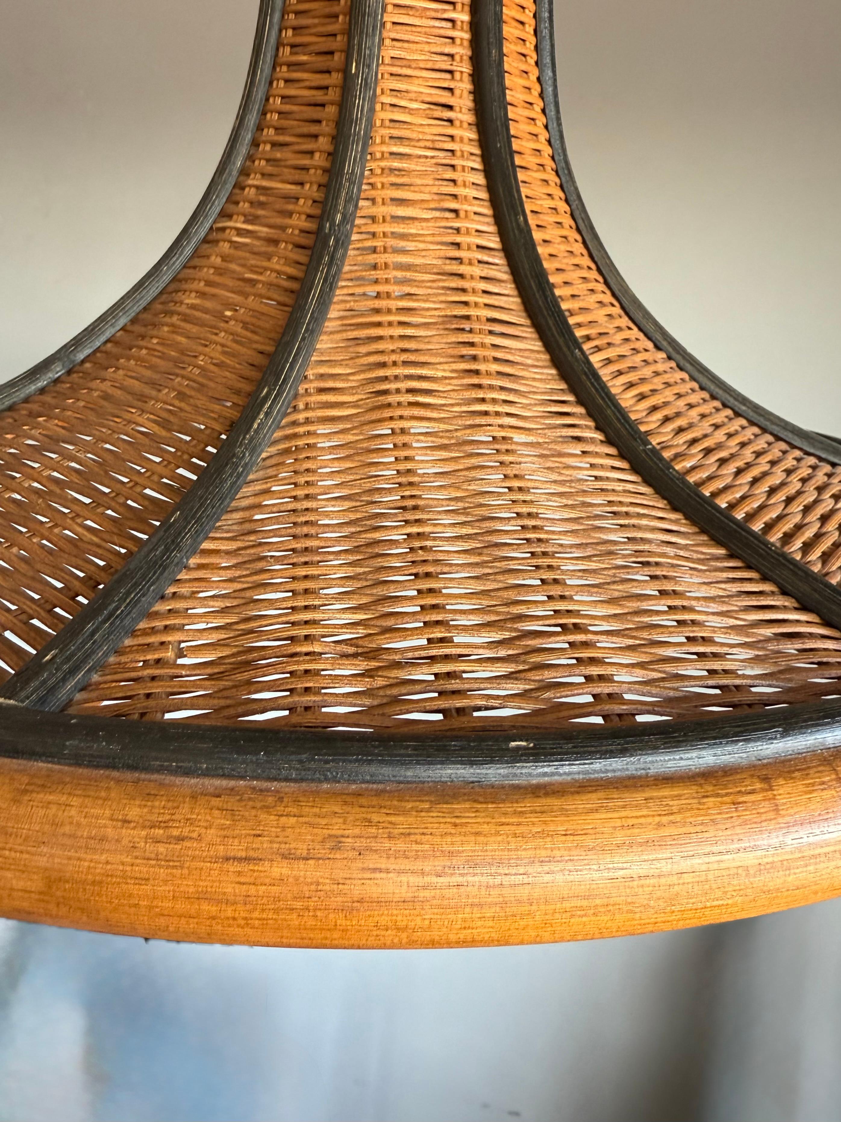 XX secolo Lampada a sospensione in rattan organico e vimini intrecciato di metà secolo, design raro, c.C. 1970 in vendita