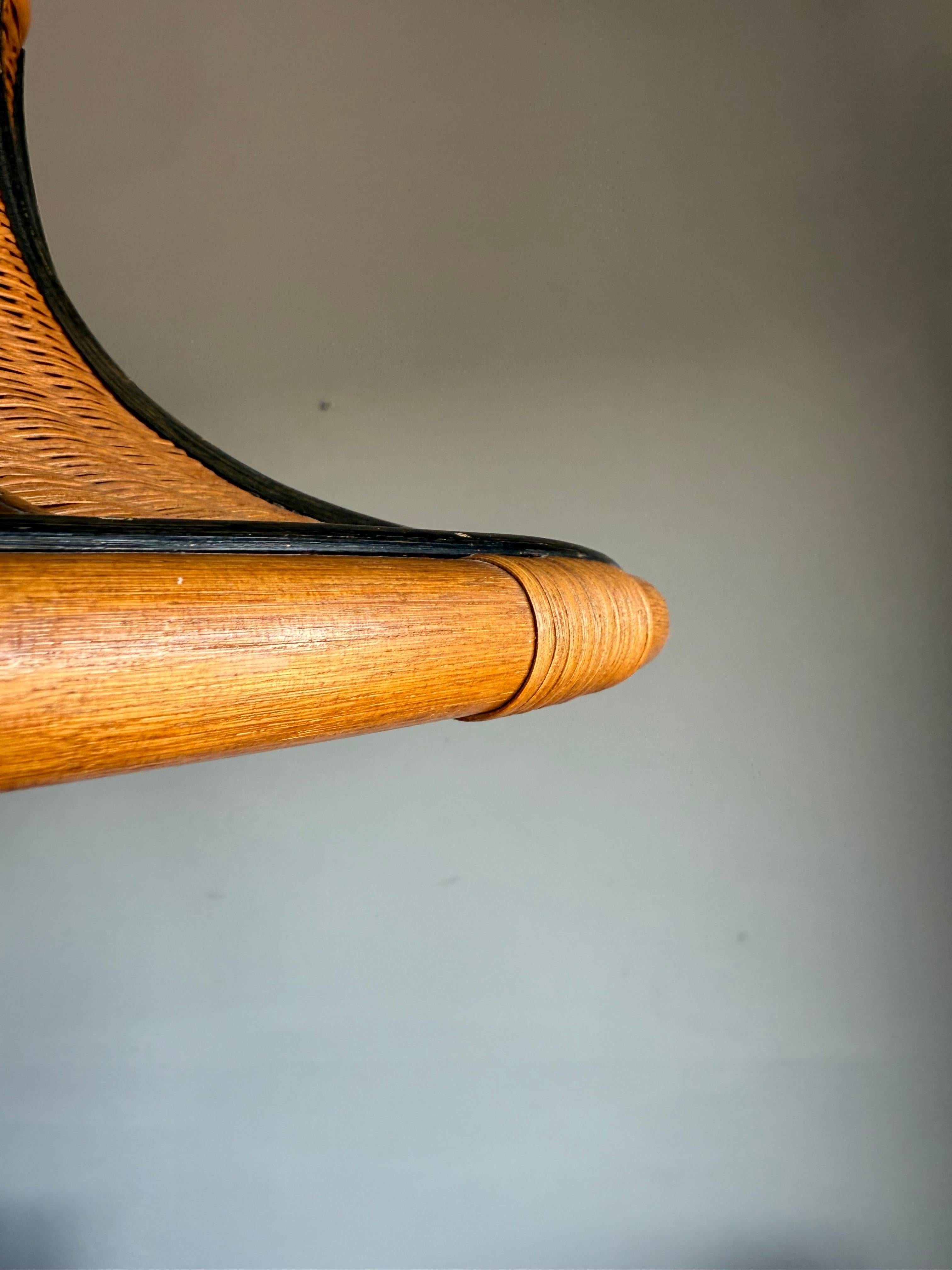 Lampada a sospensione in rattan organico e vimini intrecciato di metà secolo, design raro, c.C. 1970 in vendita 1