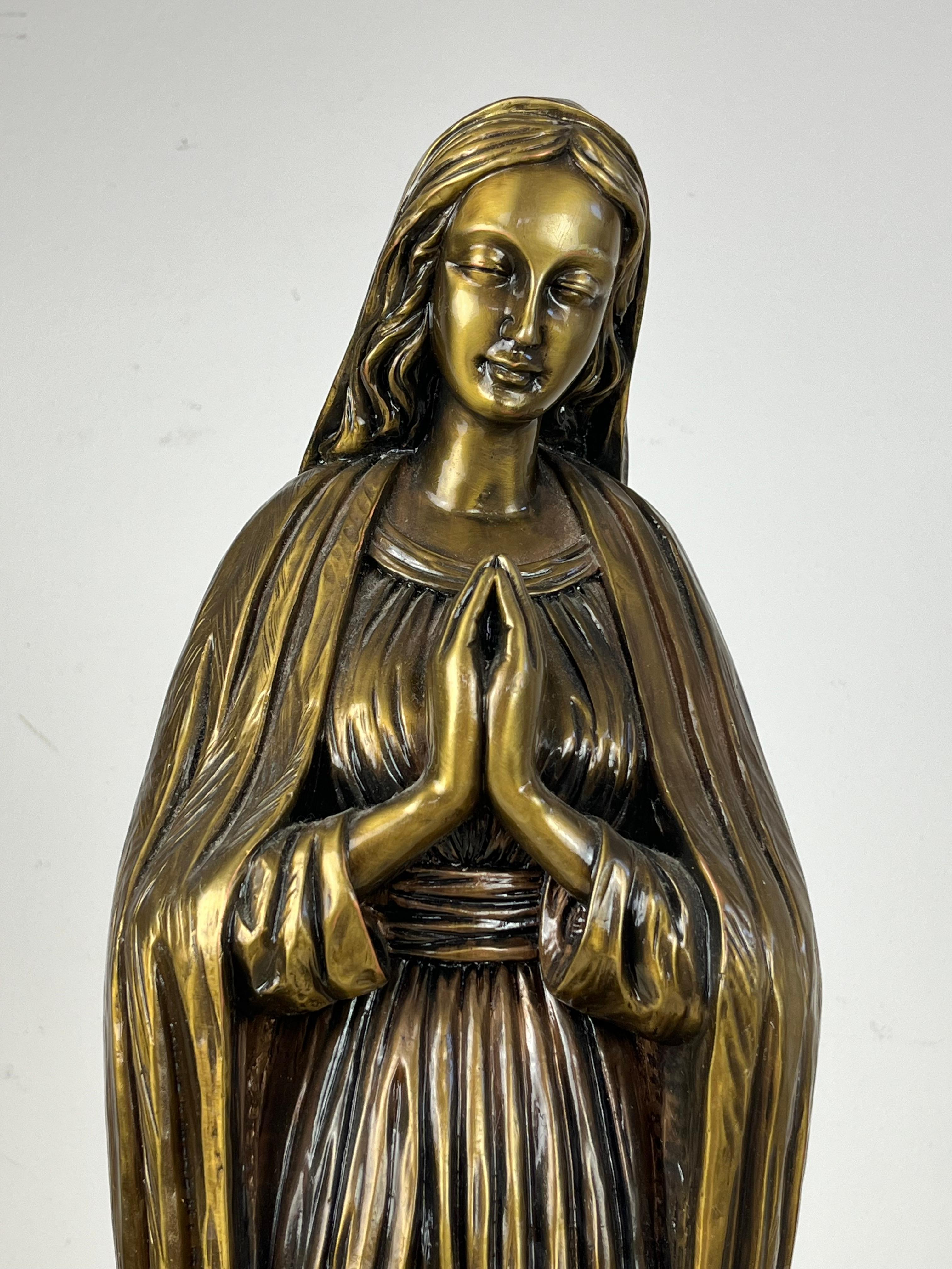 Madonna-Bronzestatue aus der Mitte des Jahrhunderts 64 cm  im Angebot 3