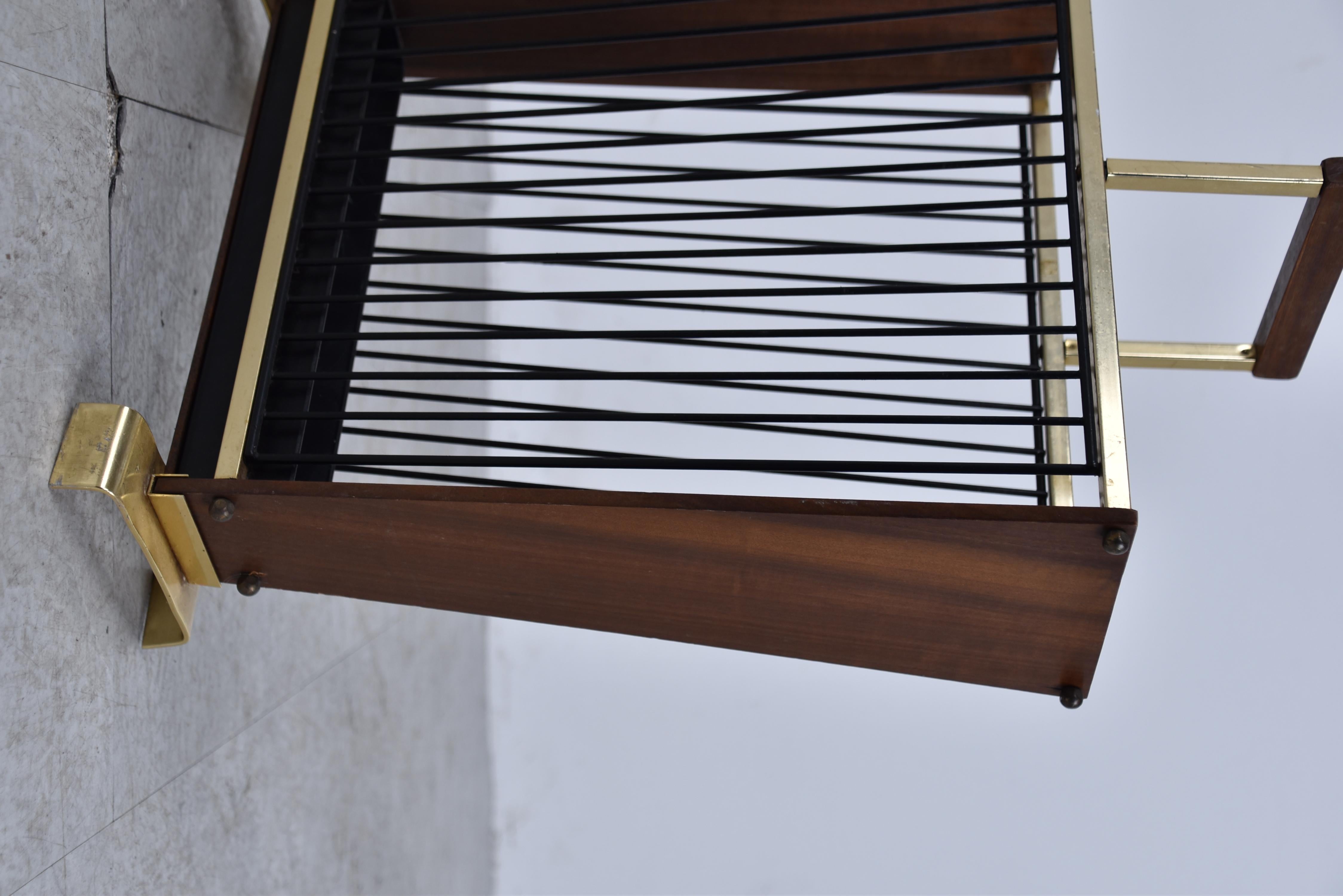 Elegant mid-century magazine holder.

This magazine holder is made from wood and brass.

Good condition

1960s - Italy

Dimensions:

Height: 54cm/21.25