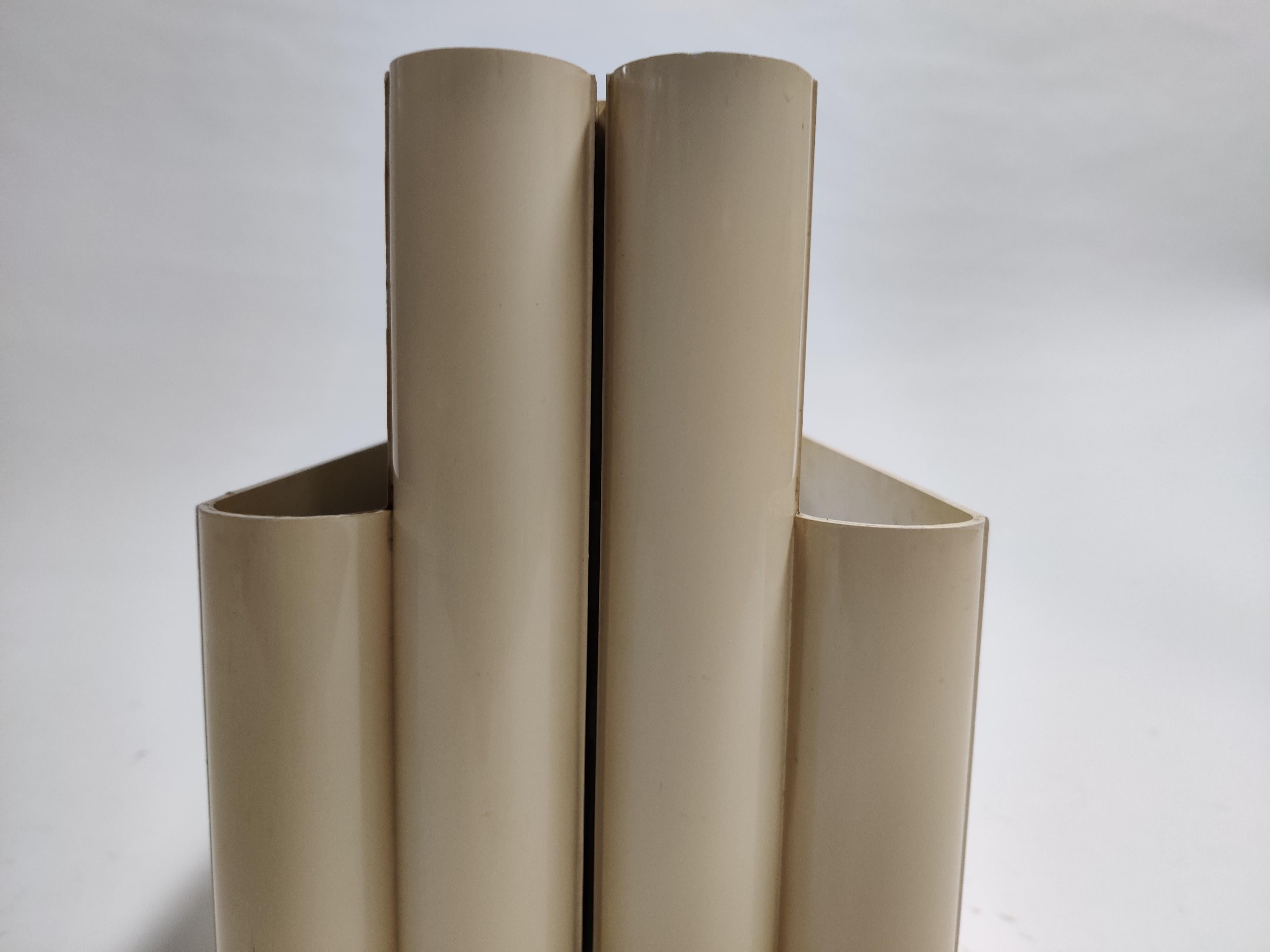 Porte-revues Midcentury conçu par Giotto Stoppino pour Kartell. 

Bon état:: légère décoloration. 

1970:: Italie

Dimensions : 
Hauteur 34cm/13.38