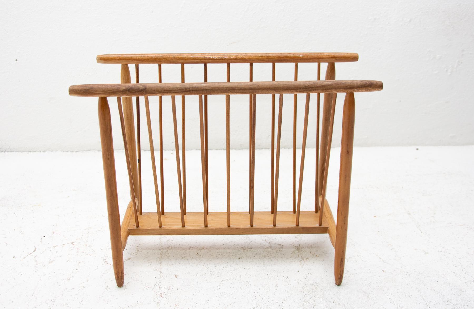 This small midcentury magazine stand/rack is dating to the 1960s. It was produced by ULUV Company.
Features a beechwood structure.
In very good vintage condition, traces of wear and tear commensurate with age.

 

Measures: Height 37