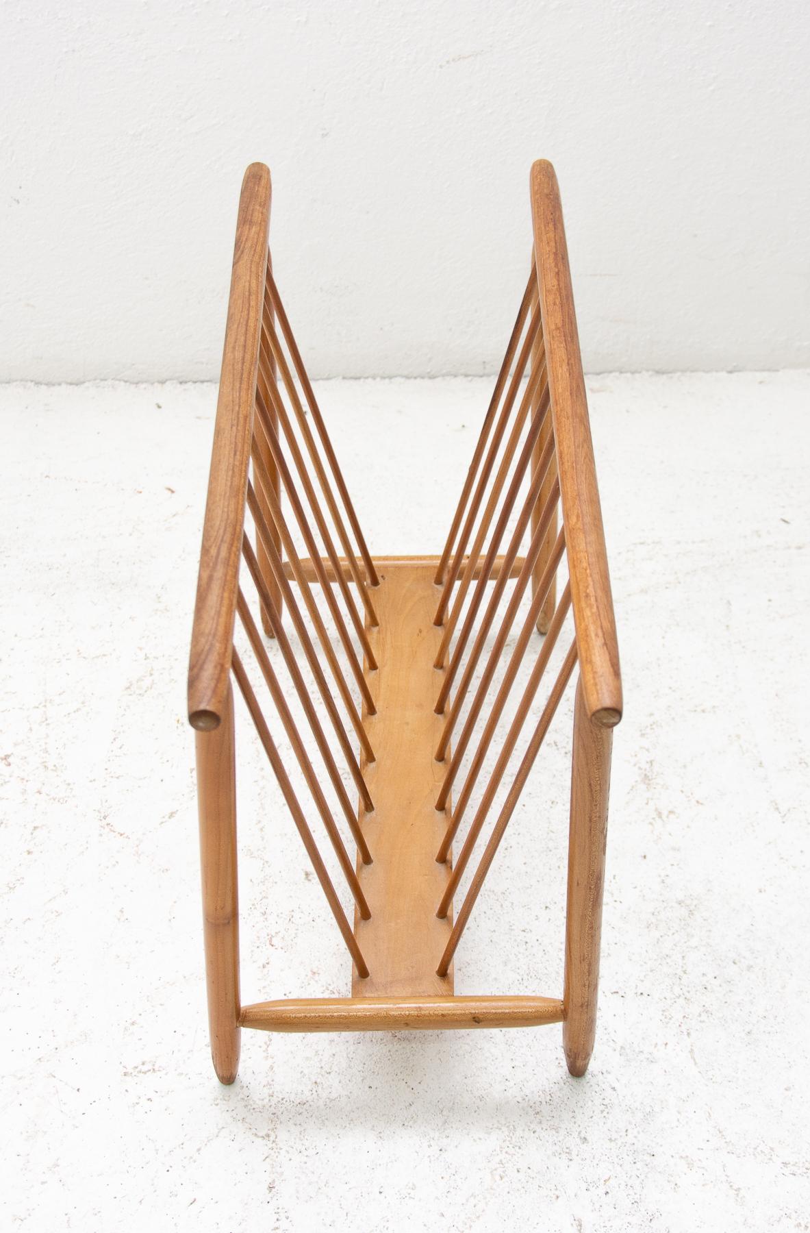 Midcentury Magazine Rack from ÚLUV, 1960s In Good Condition In Prague 8, CZ
