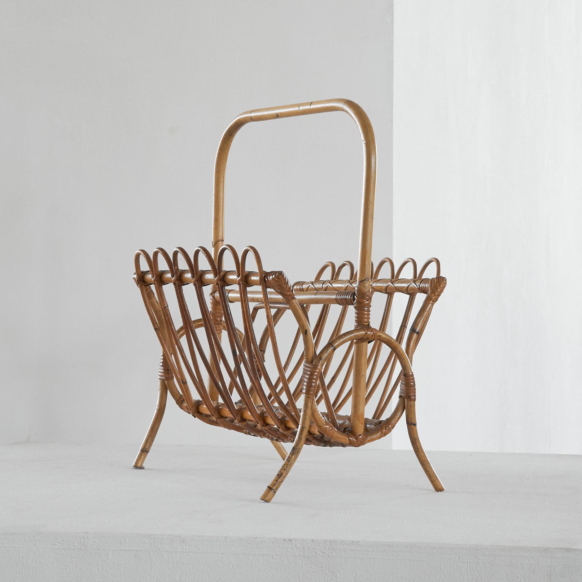 Portariviste di metà secolo in bambù anni '60.

Splendido ed elegante portariviste in bambù degli anni '60. Probabilmente è italiano, nello stile di Bonacina. Ottime forme, proporzioni e uso del materiale. In ottime condizioni. È ideale in un