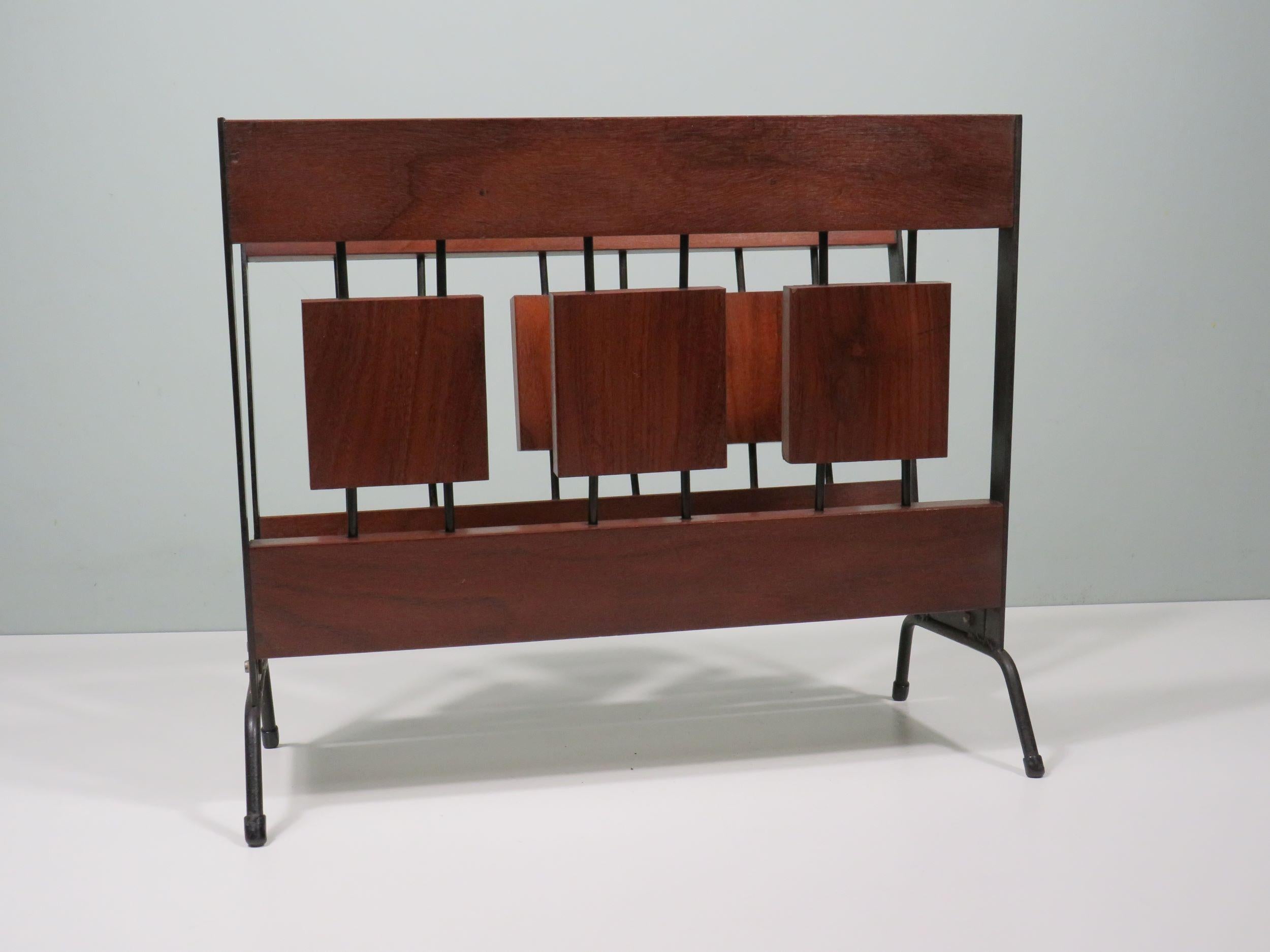 Portariviste in teak in stile metà secolo moderno prodotto da Broform di Heerhugowaard nei Paesi Bassi.
Broform era una società sorella di Brovorm Haarlem, nei Paesi Bassi.
Il portariviste è adatto anche per presentare gli LP.
Se non ci sono opzioni
