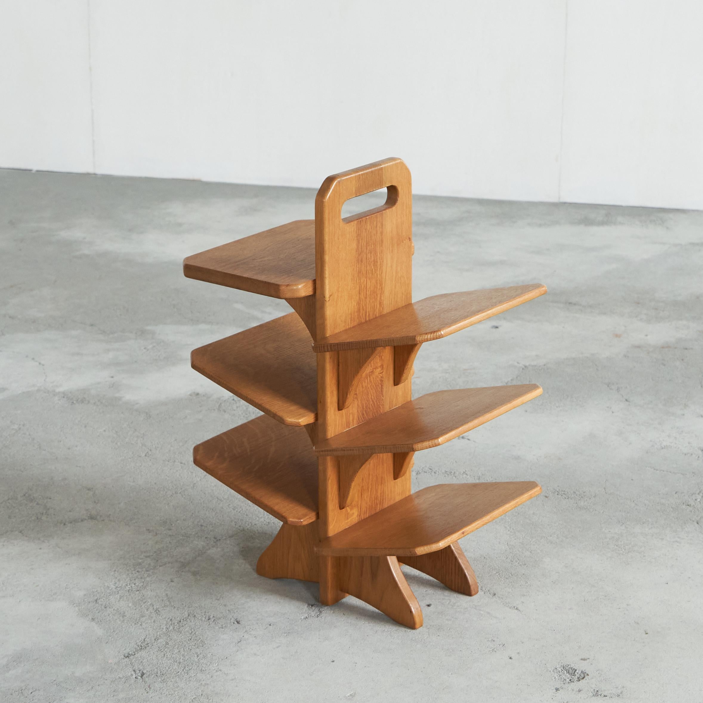 Portariviste di metà secolo in Oak massiccio. Presumibilmente europeo, anni '60 o '70.

Si tratta di un meraviglioso e insolito portariviste o tavolino in legno massiccio di Oak. Un pezzo indipendente molto decorativo per riporre riviste, libri o
