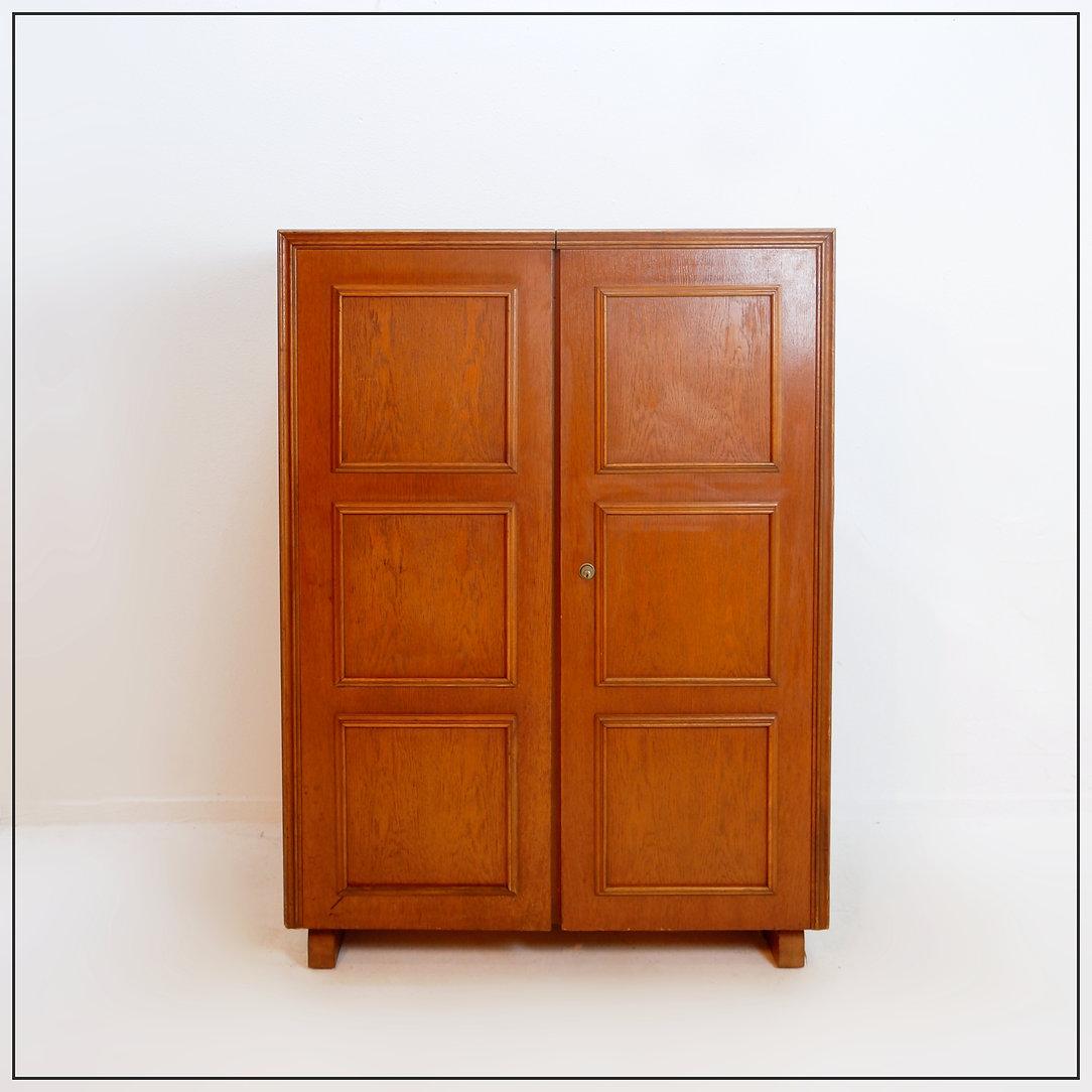 Mid-Century Magic Box Desk by Mummenthaler & Meier, Switzerland, 1955
Retractable desk or “magic box”
Measures : Closed Box : 83x55,5cm H:113,5
Open : 167x80cm H:113,5
Weight : ~75kg
Wear consistent with age and use : See Photos 