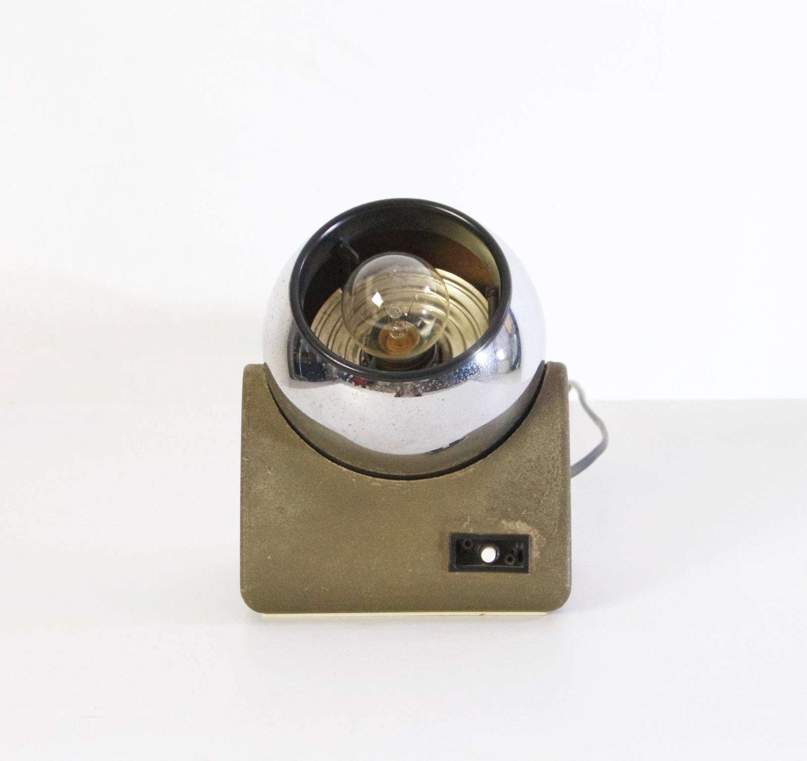 A fun lamp suitable for small spaces or to put an accent light on an object. The chrome ball is attached with a magnet making it possible to direct the light in any direction. Can be used with a silver tipped lightbulb to soften the light emitted.